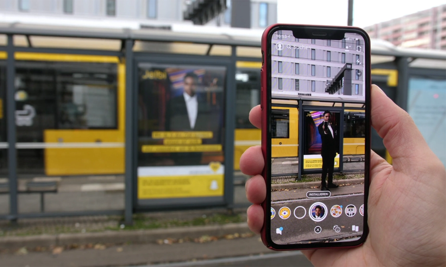 Bild vom virtuellen Filter-Erlebnis auf einem Smartphone von einer social media app  an einer Berliner Tram-Wartehalle.