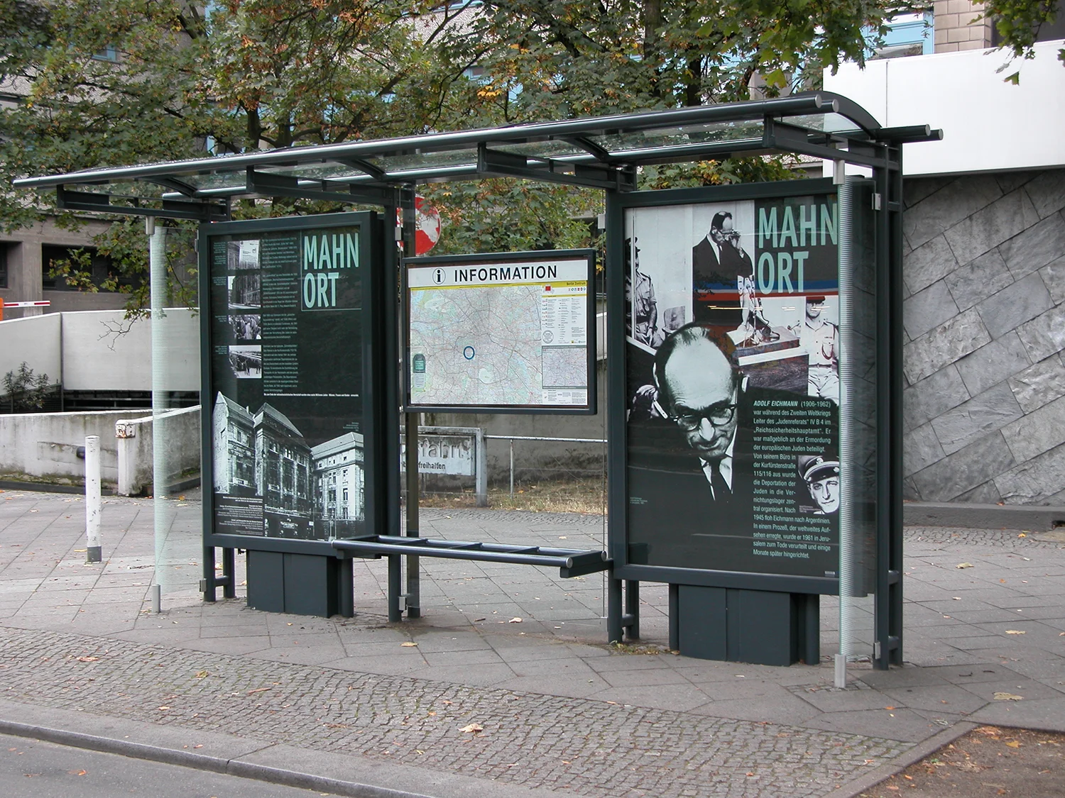 Zwei City Light Poster in einer berliner Wartehalle erinnern an Mahnort