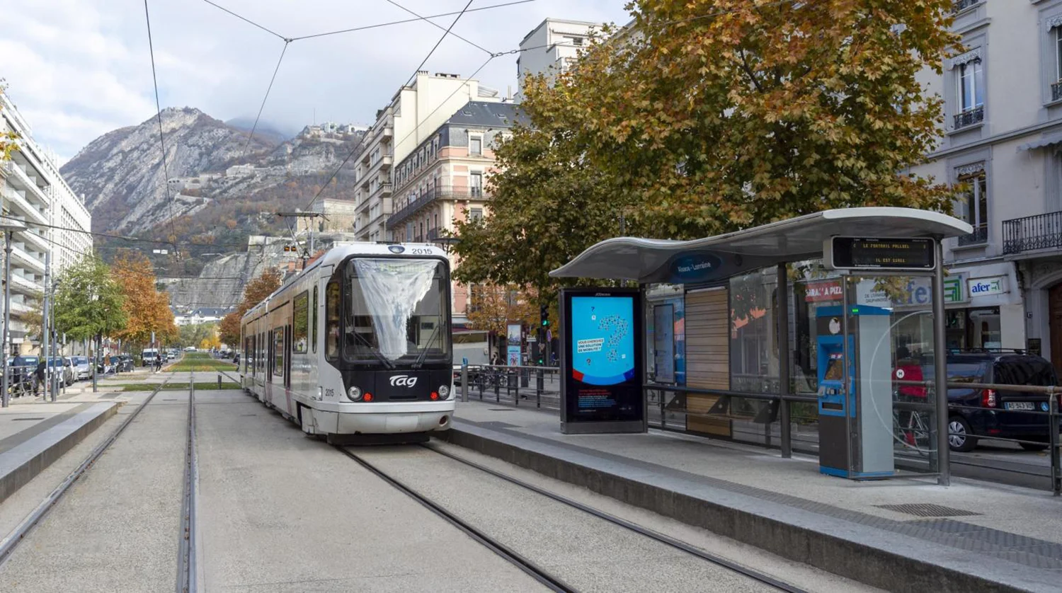 City Light Poster an Tram-Wartehalle in Grenoble