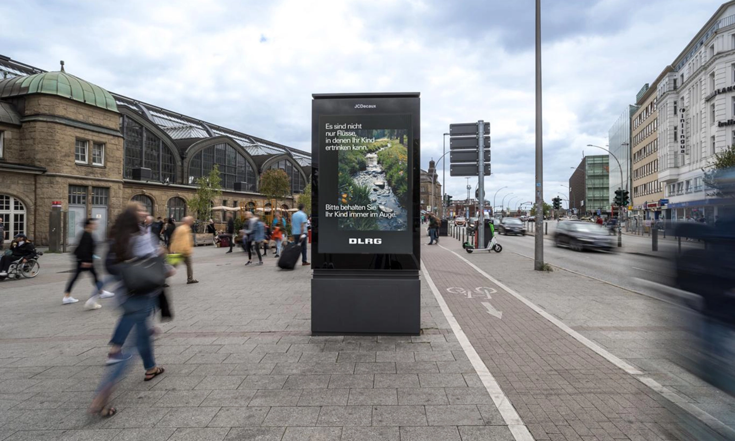 city-light.poster-wassersicherheitskampagne-hauptbahnhof-hamburg.webp