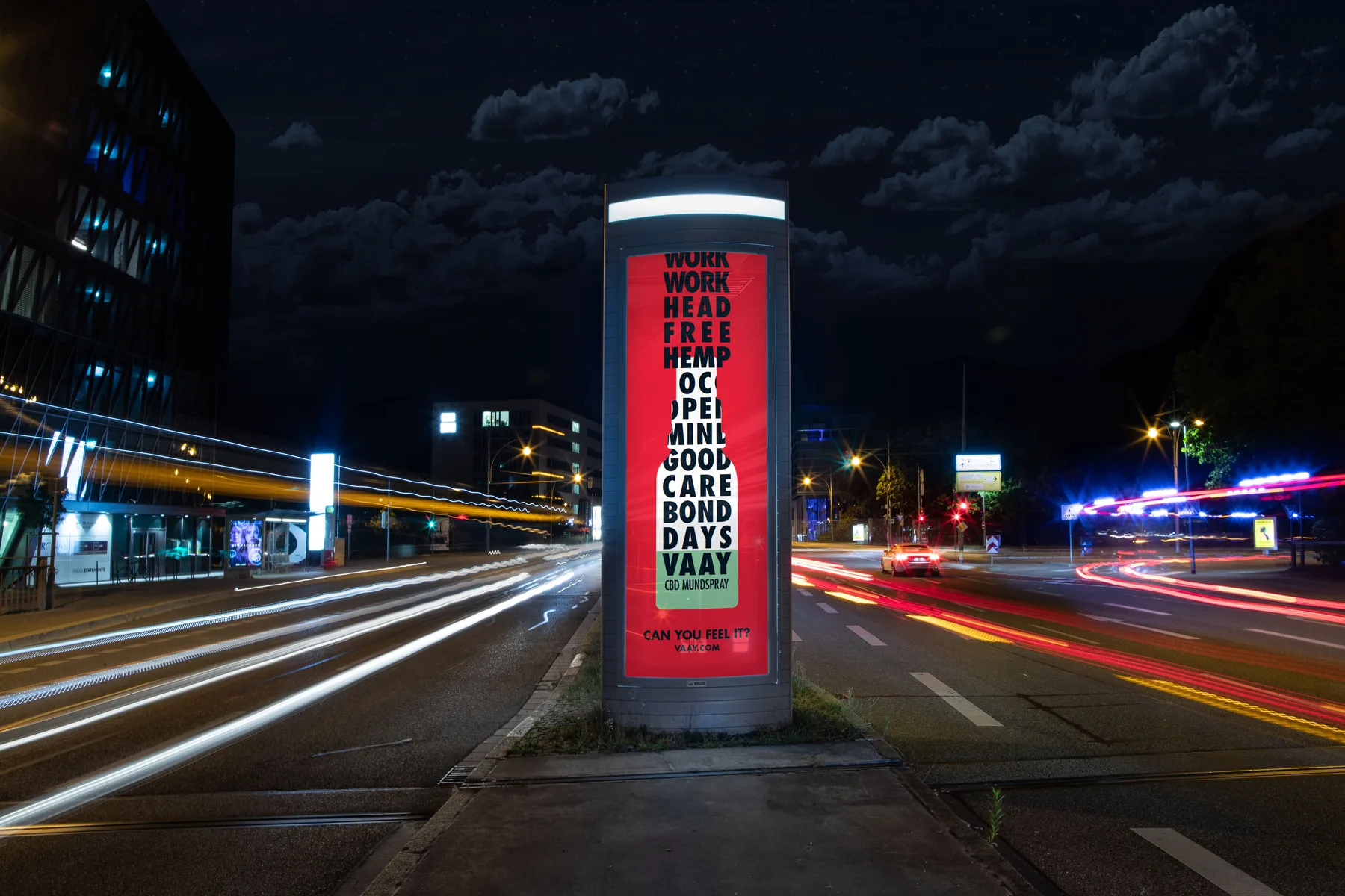 City Light Säule mit Außenwerbung einer CBD-Marke an einer Hauptverkehrsstraße in Freiburg.