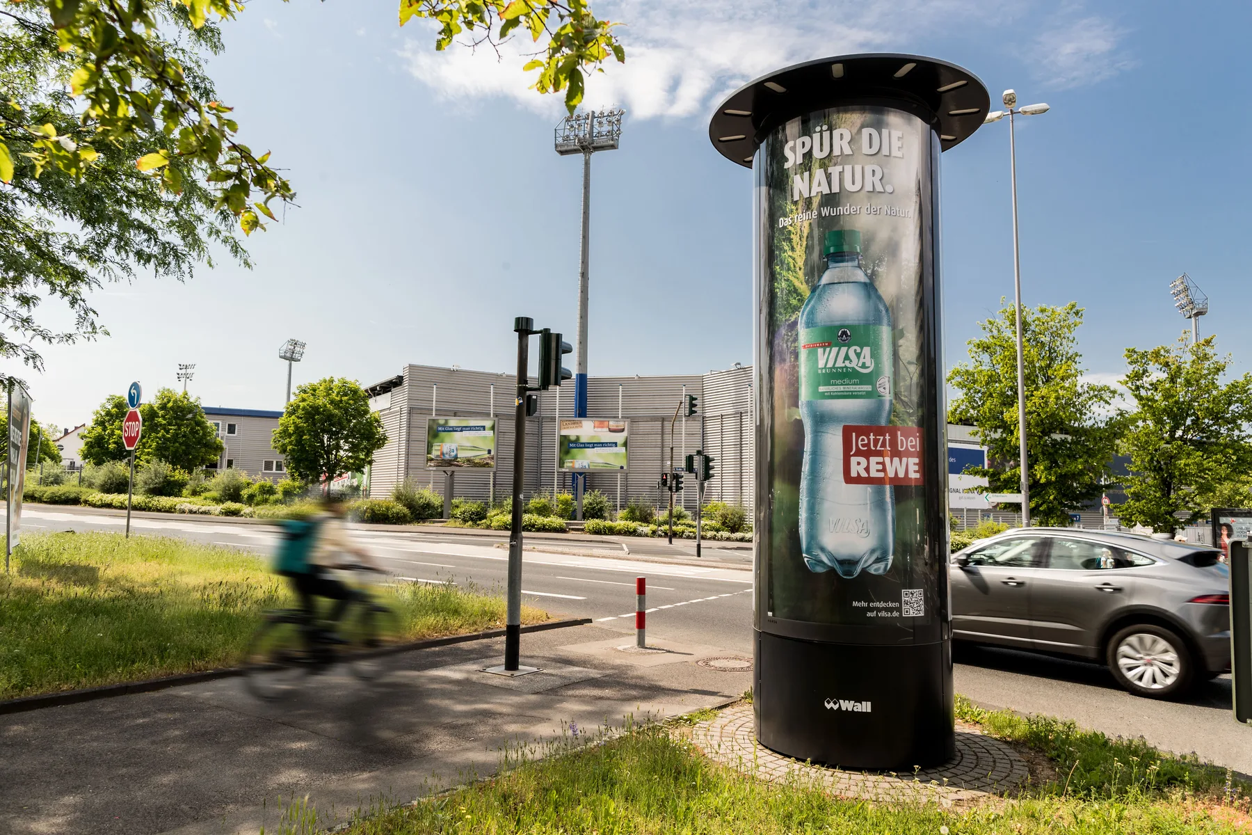 City Light Säule mit OOH-Kampagne einer Getränke-Marke am Berlinerring in Wiesbaden.