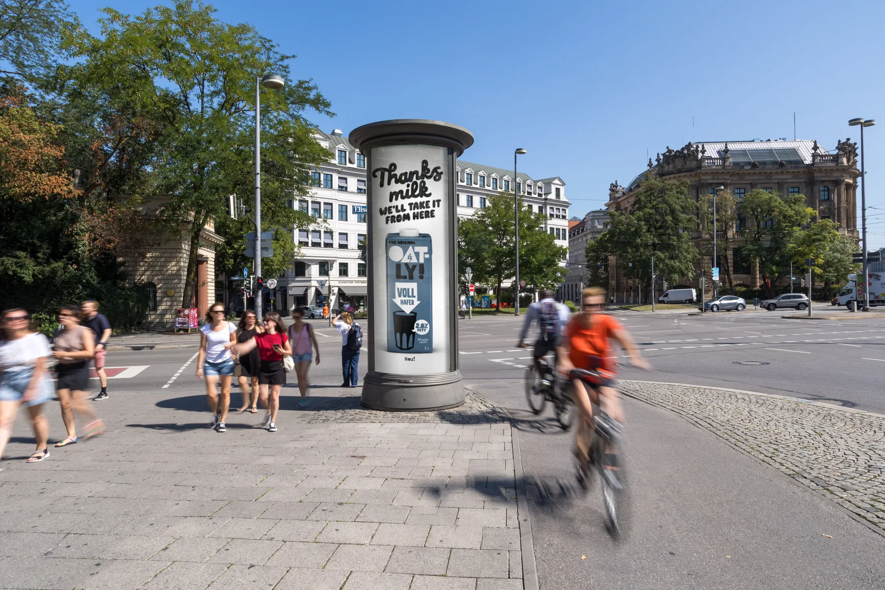 City Light Säule mit OOH-Werbung einer Hafermilch-Marke in der Innenstadt von München.