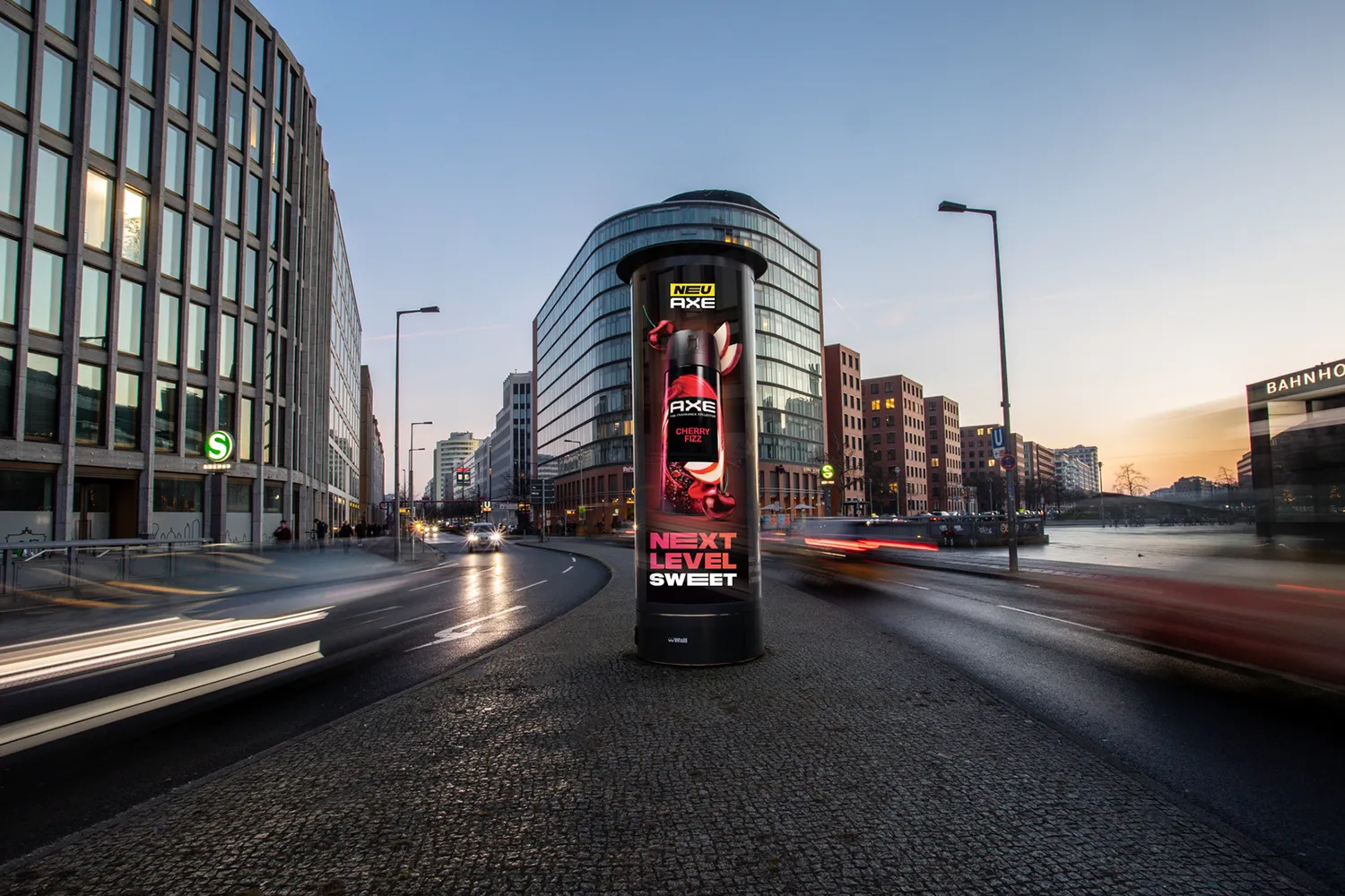 City Light Säule am Potsdamer Platz in Berlin zeigt Werbung für Hygieneartikel.
