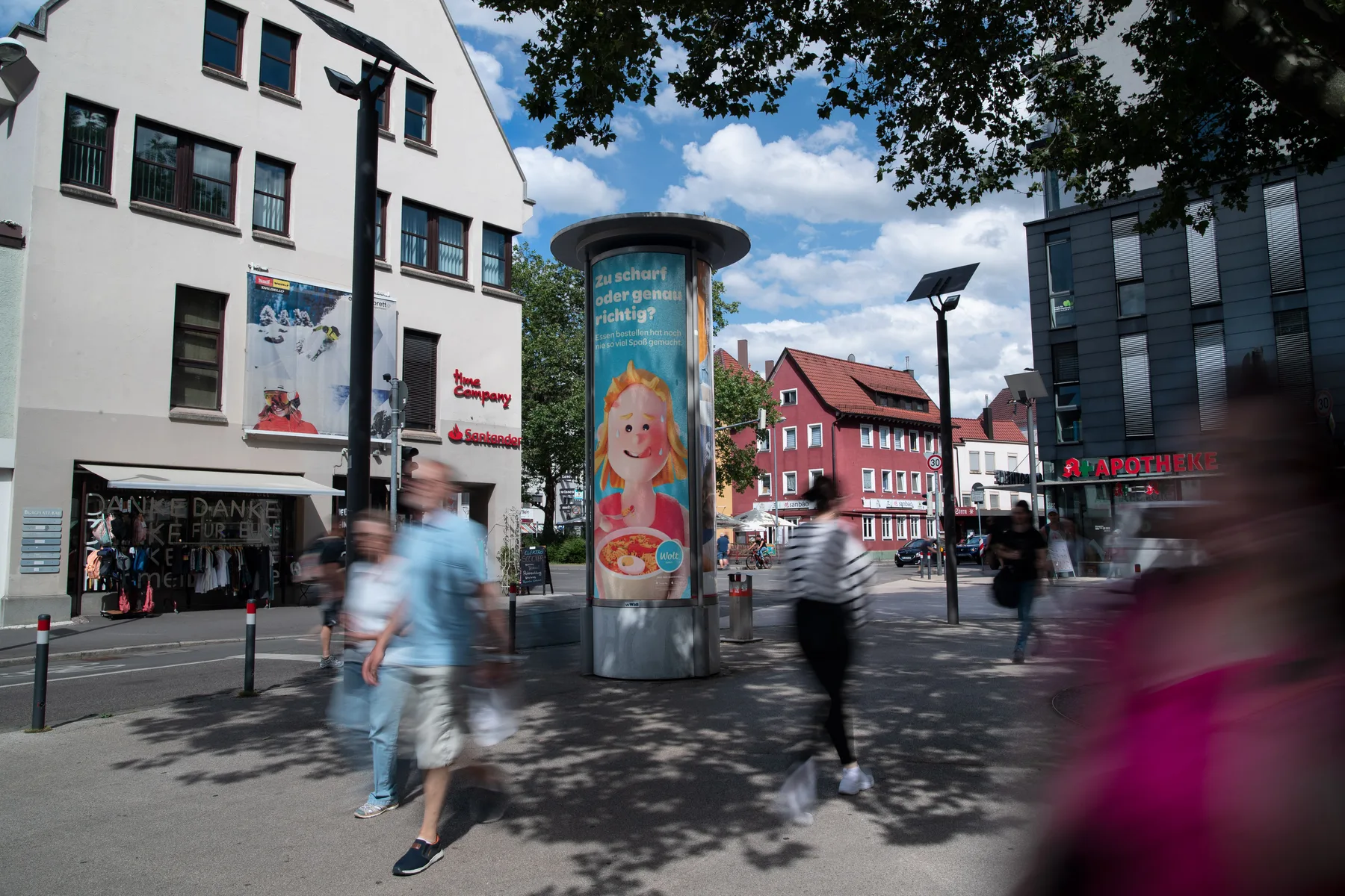City Light Säule mit OOH-Werbung eines Lieferdienstes am Burgplatz in Reutlingen.
