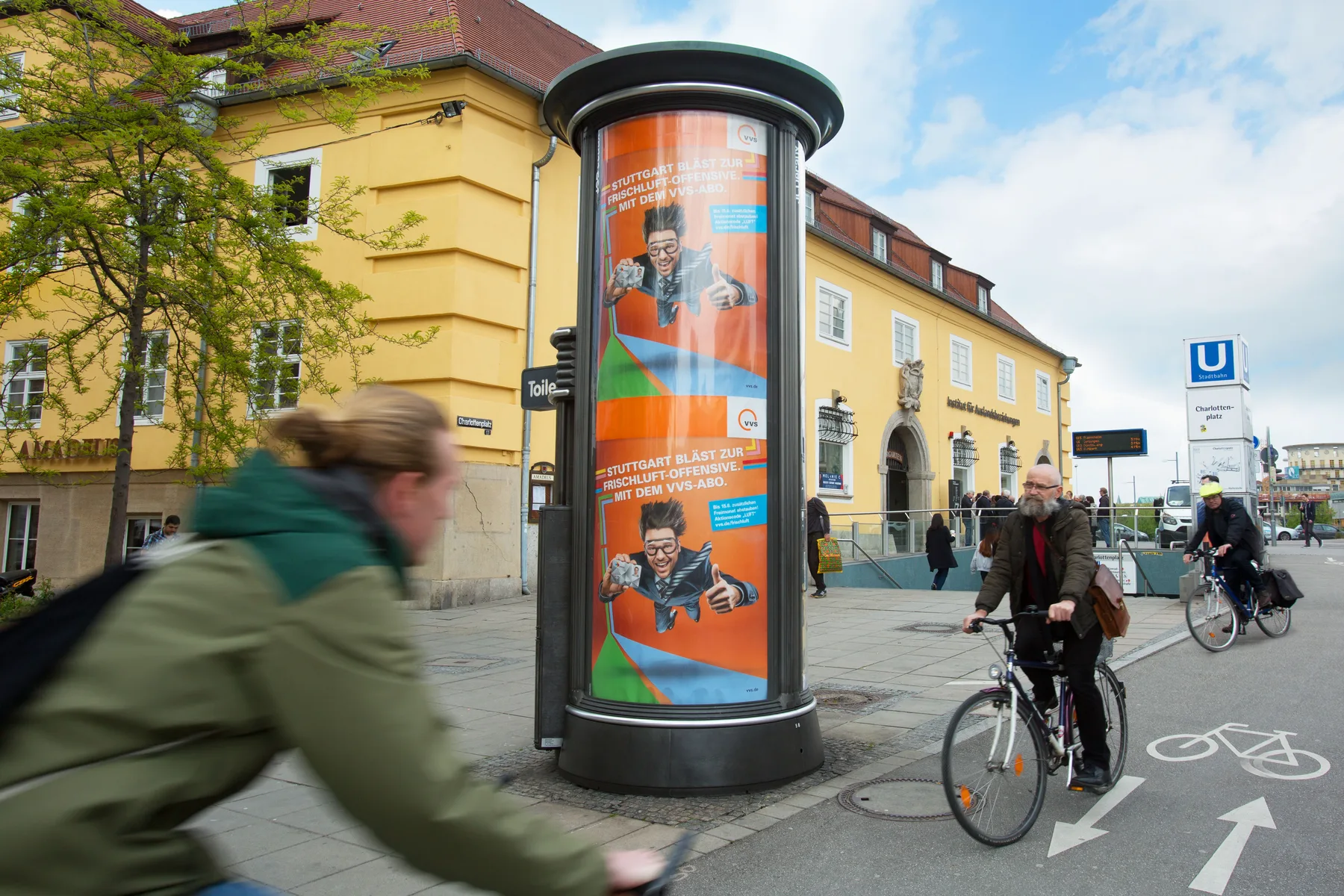 City Light Säule mit Out of Home-Werbung eines Mobilitätsticket-Anbieters in der Innenstadt von Stuttgart.