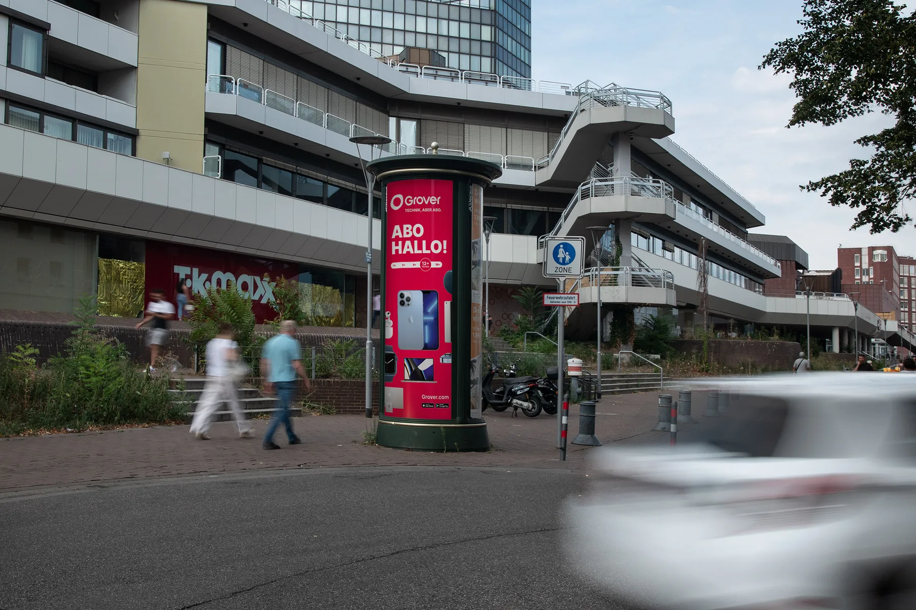 City Light Säule mit OOH-Werbung eines Smartdevice-Anbieters in der Innenstadt von Ludwigshafen.