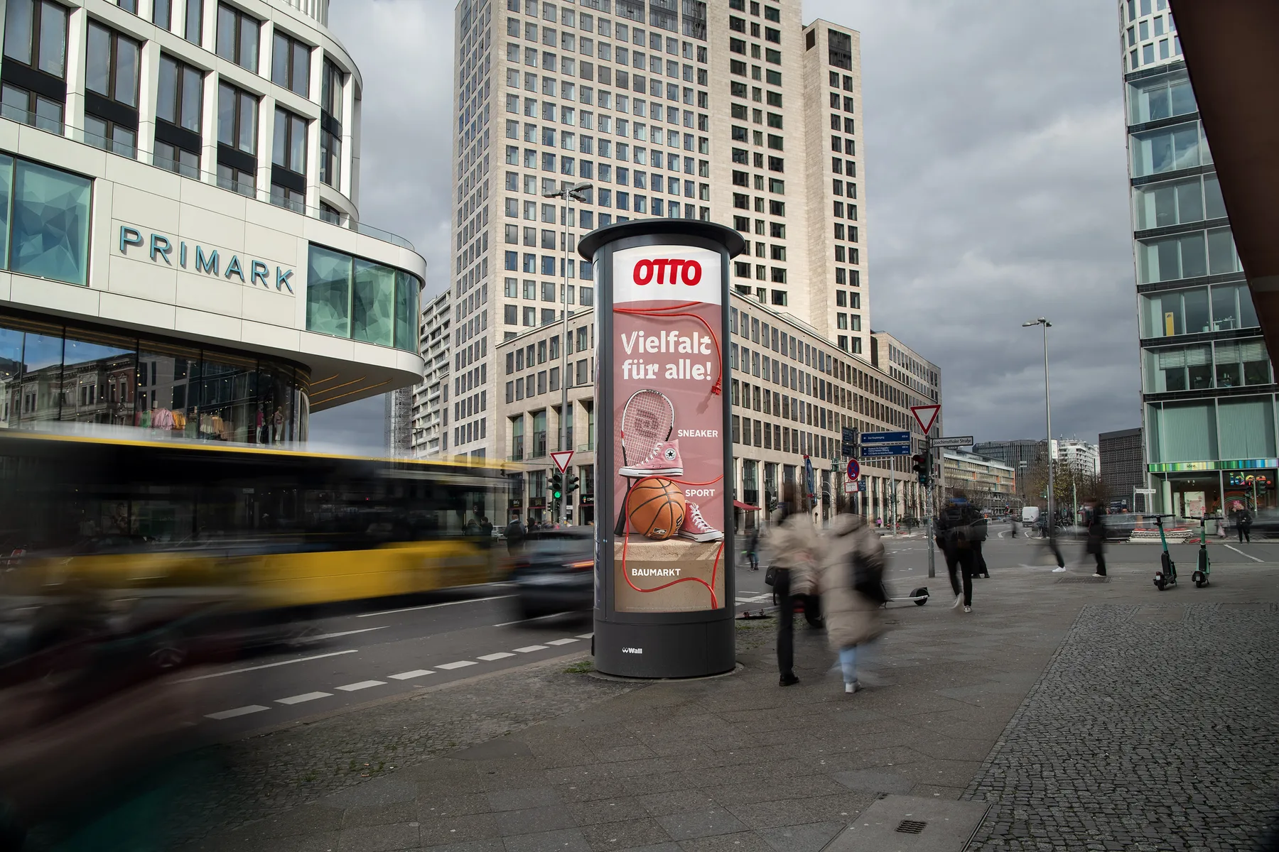 City Light Säule mit Außenwerbung eines Versandhauses in der Kantstraße in Berlin.