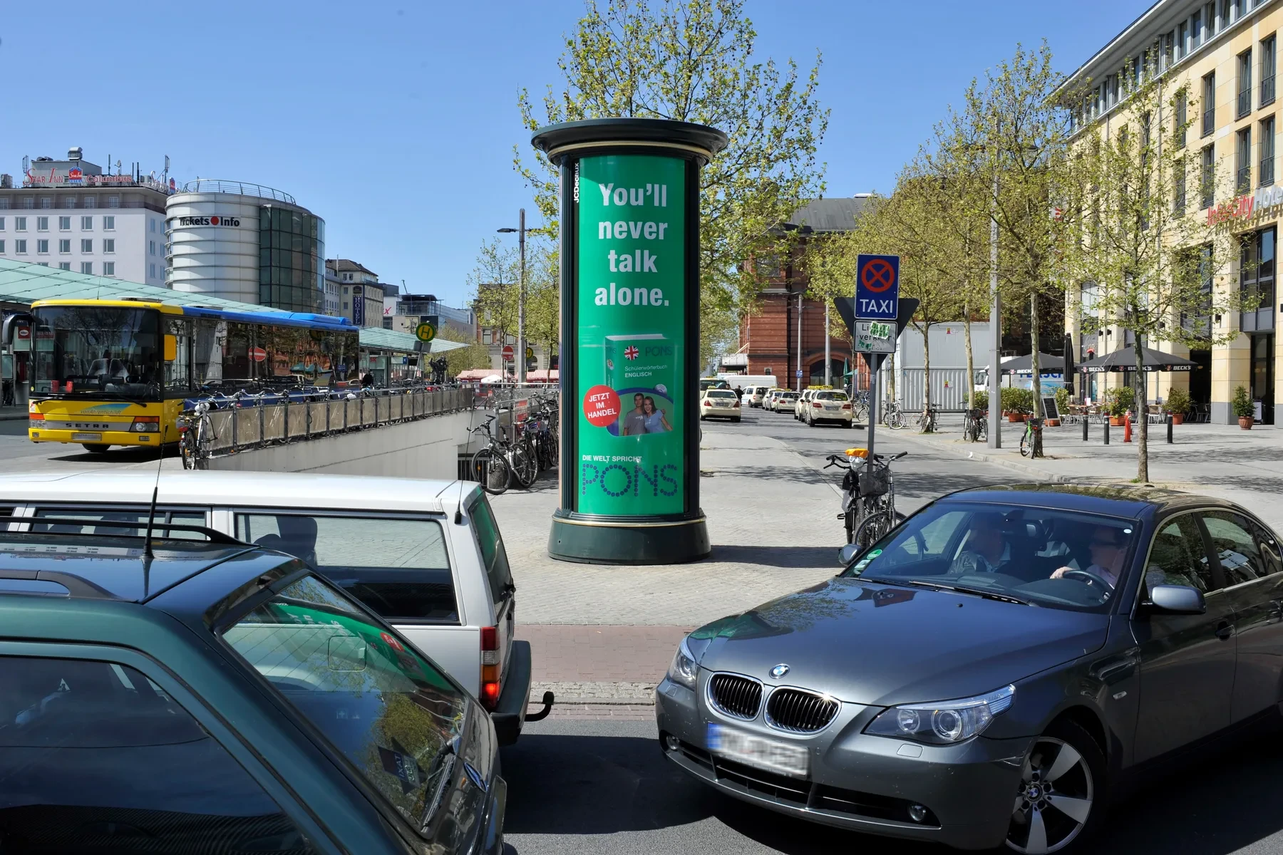 City Light Säule mit Außenwerbung für ein Wörterbuch-Anbieter in der Innenstadt von Bremen.