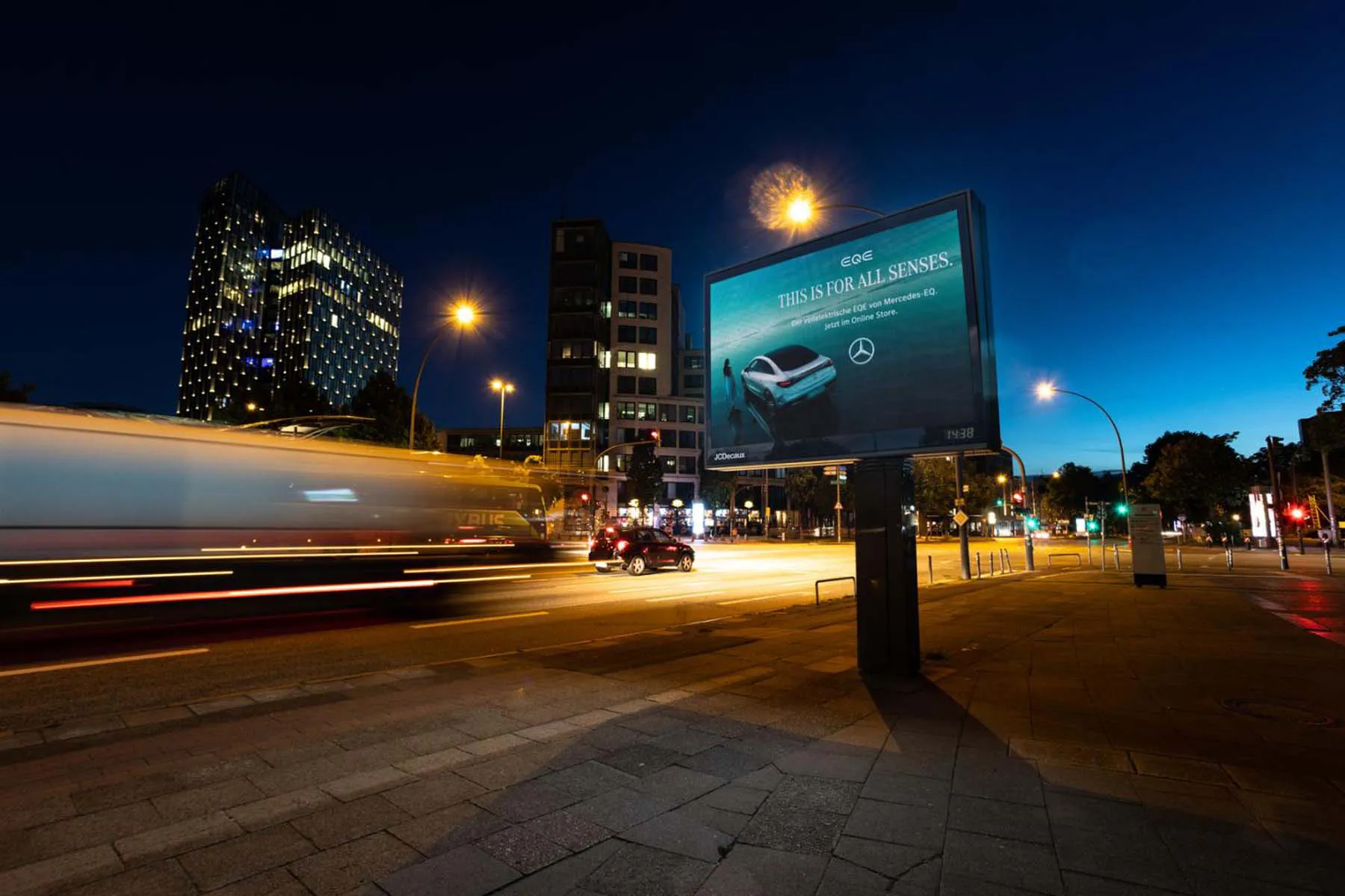 Digital City Light Board mit OOH-Kampagne eines Automobilherstellers an einer Hauptverkehrsstraße in Hamburg.