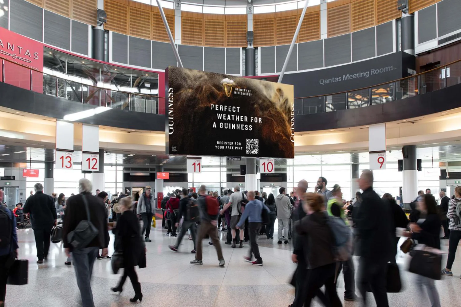 Digital City Light Poster mit Bierwerbung am australischen Flughafen Melbourne-tullamarine