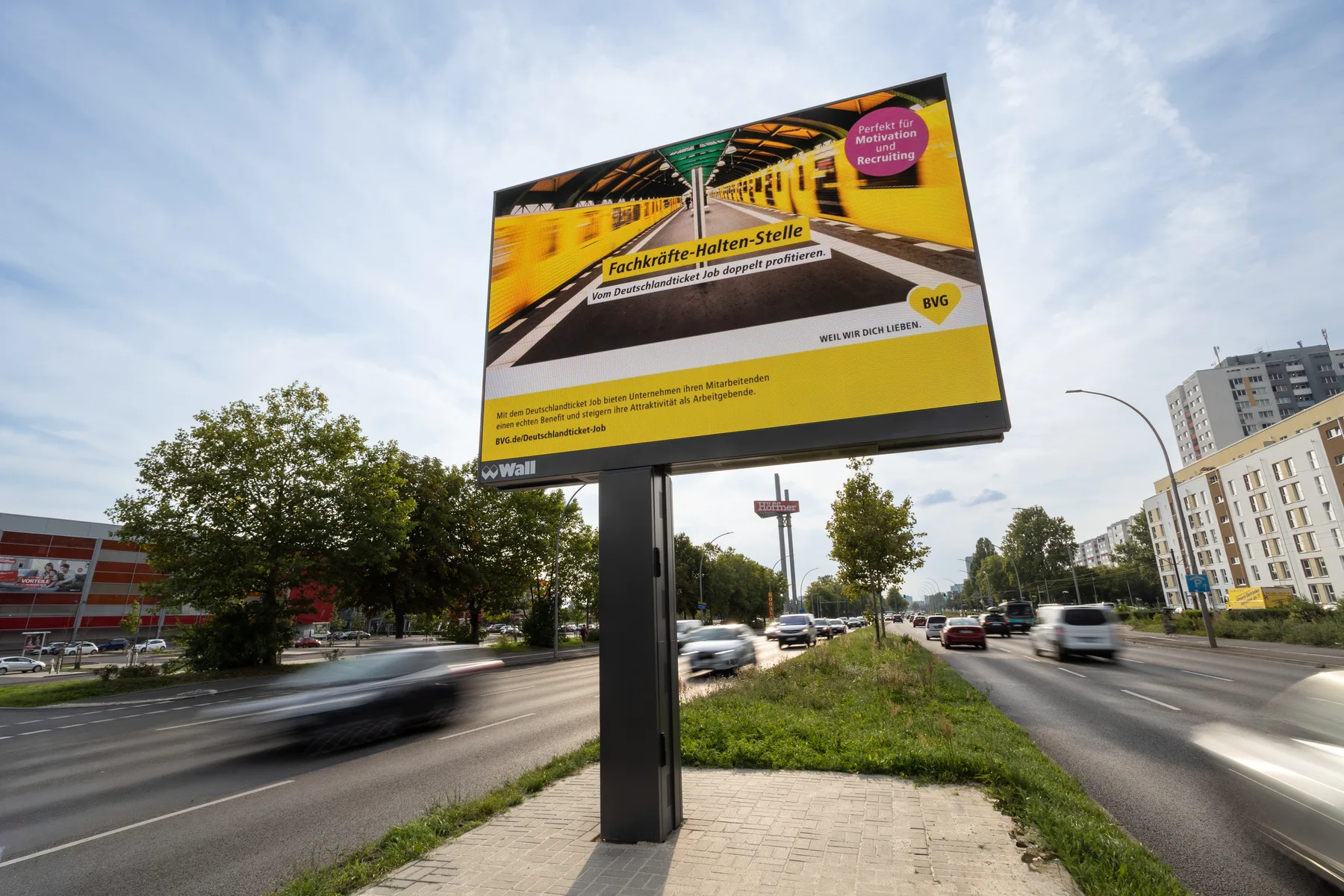 Digitales City Light Board mit einer BVG OOH-Kampagne in der Landsberger Allee in Berlin.