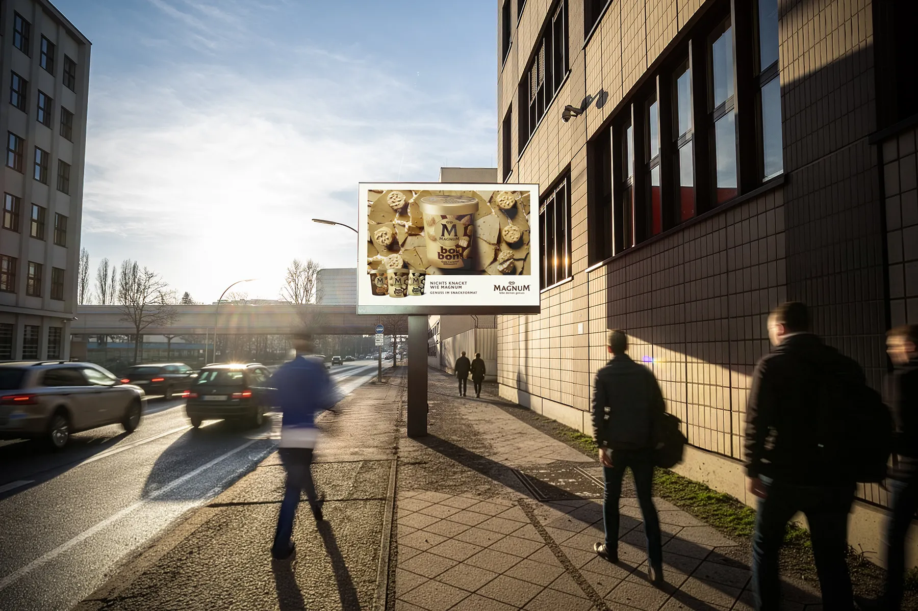 Digital City Light Board zeigt Eiscreme-Werbung in der Fennstraße in Berlin.