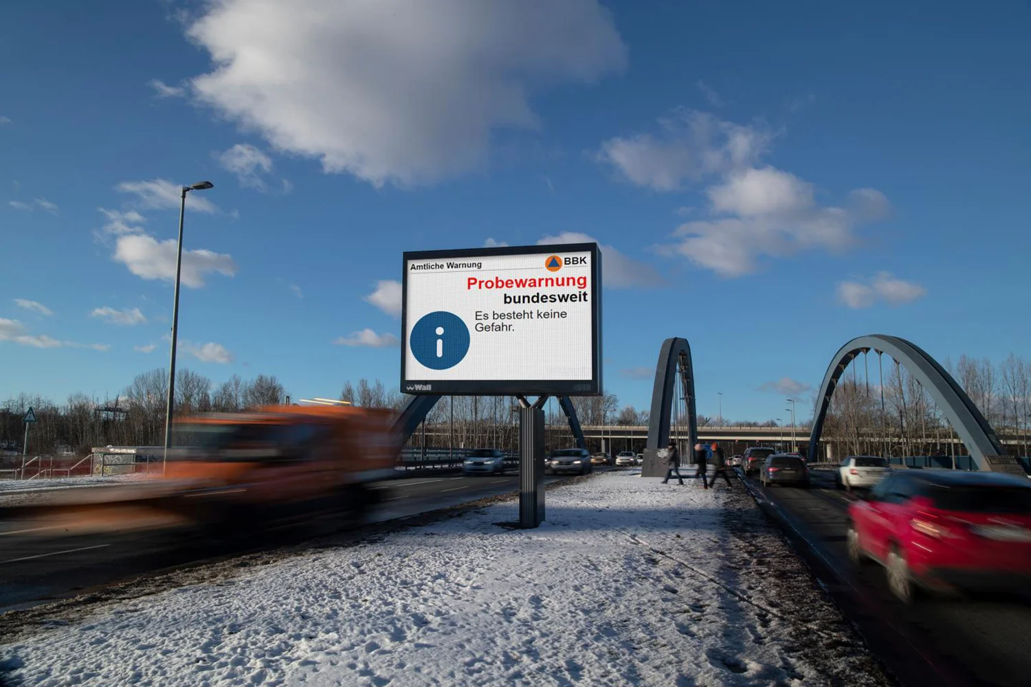 Digital City Light Board mit bundesweiter Probewarnung zum Katastrophenschutz in Berlin. 