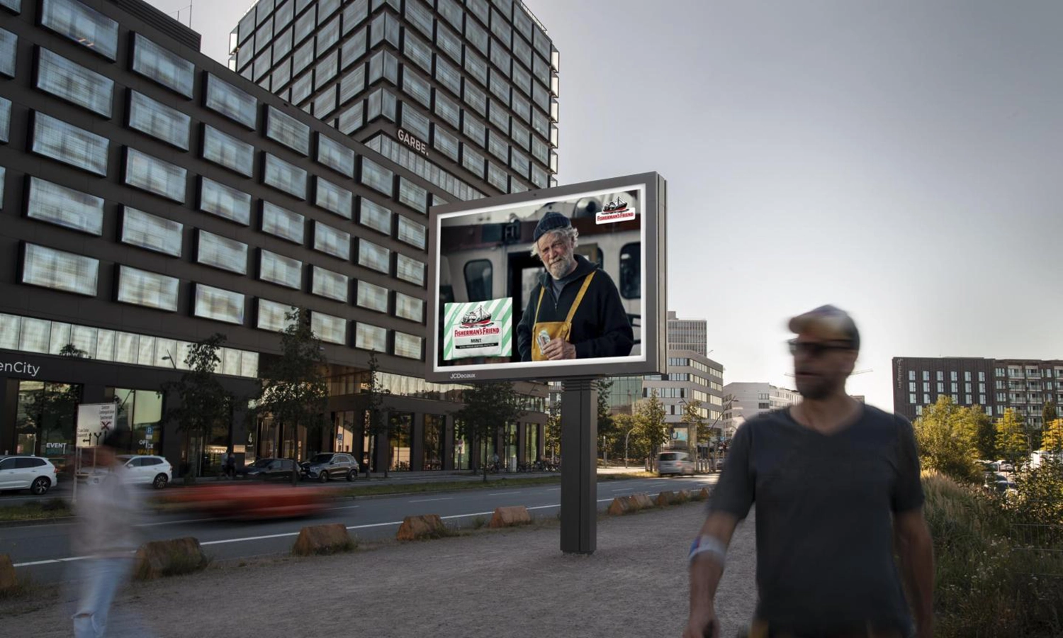 Digital City Light Board in der Versmannstraße in der Hafencity, zeigt Halspastillen Werbung am Tag