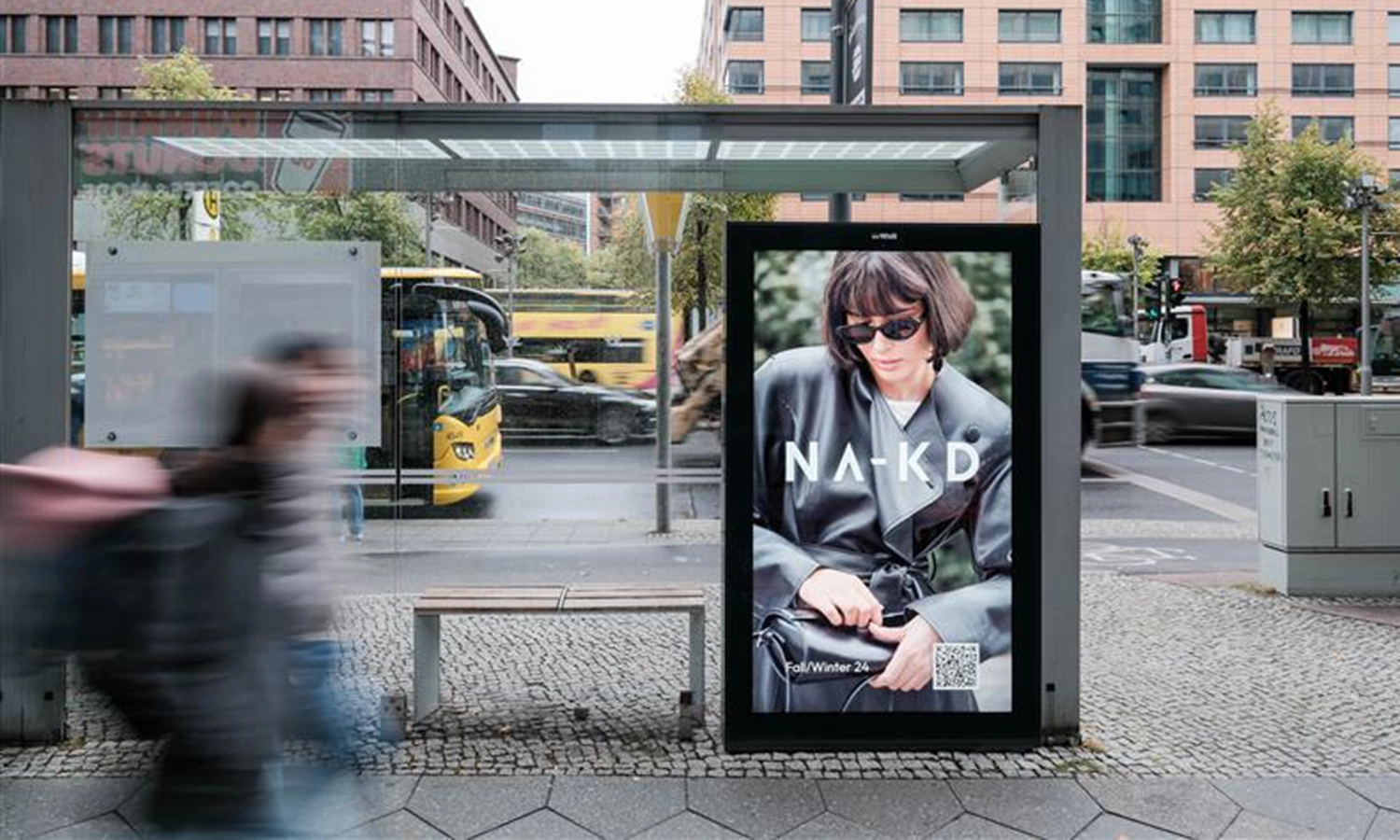 Digital City Light Poster an der Buswartehalle am Potsdamer Platz, Berlin, mit Modekampagne.