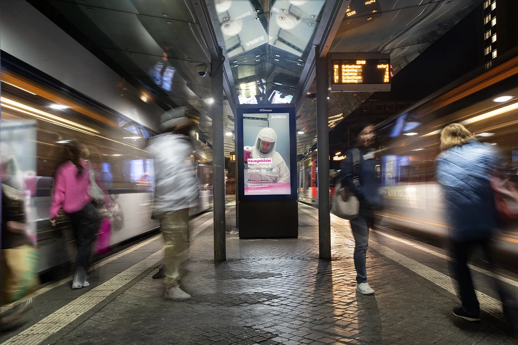 Digital City Light Poster in Bremen zeigt Recruiting-Kampagne einer Airline.