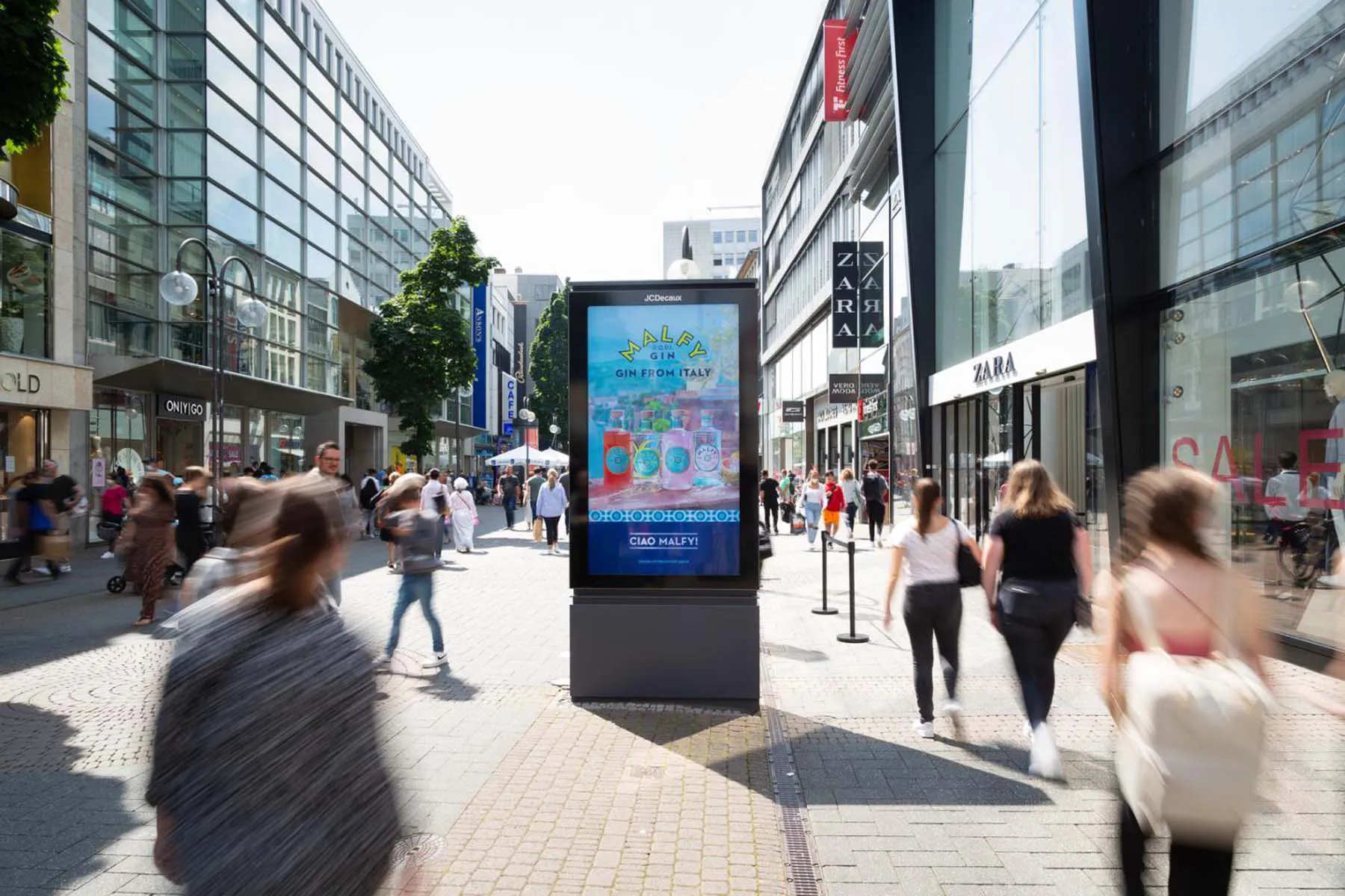 Digital City Light Poster mit OOH-Werbung einer alkoholischen Getränkemarke in der Schildergasse in Koeln.