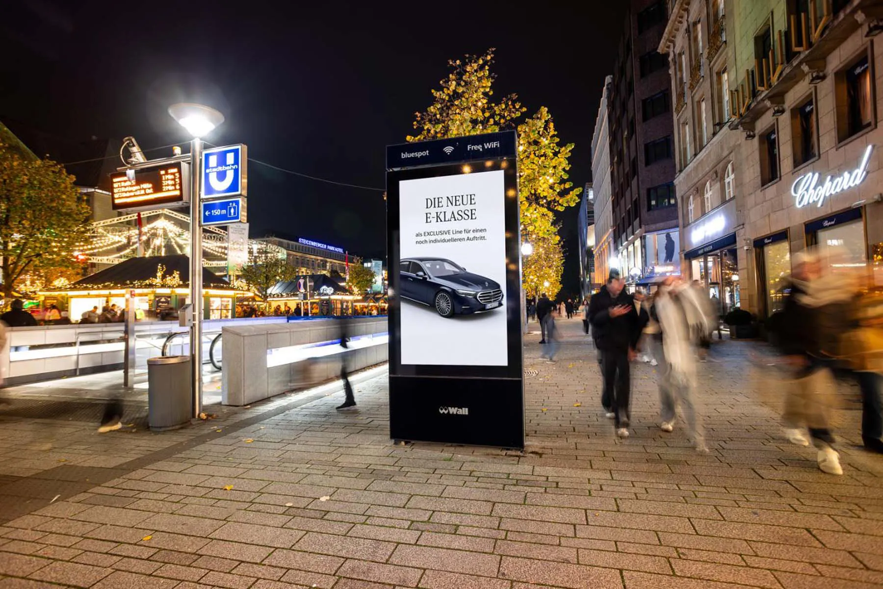 Digital City Light Poster mit OOH-Kampagne eines Automobilherstellers auf der Koenigsallee in Duesseldorf.