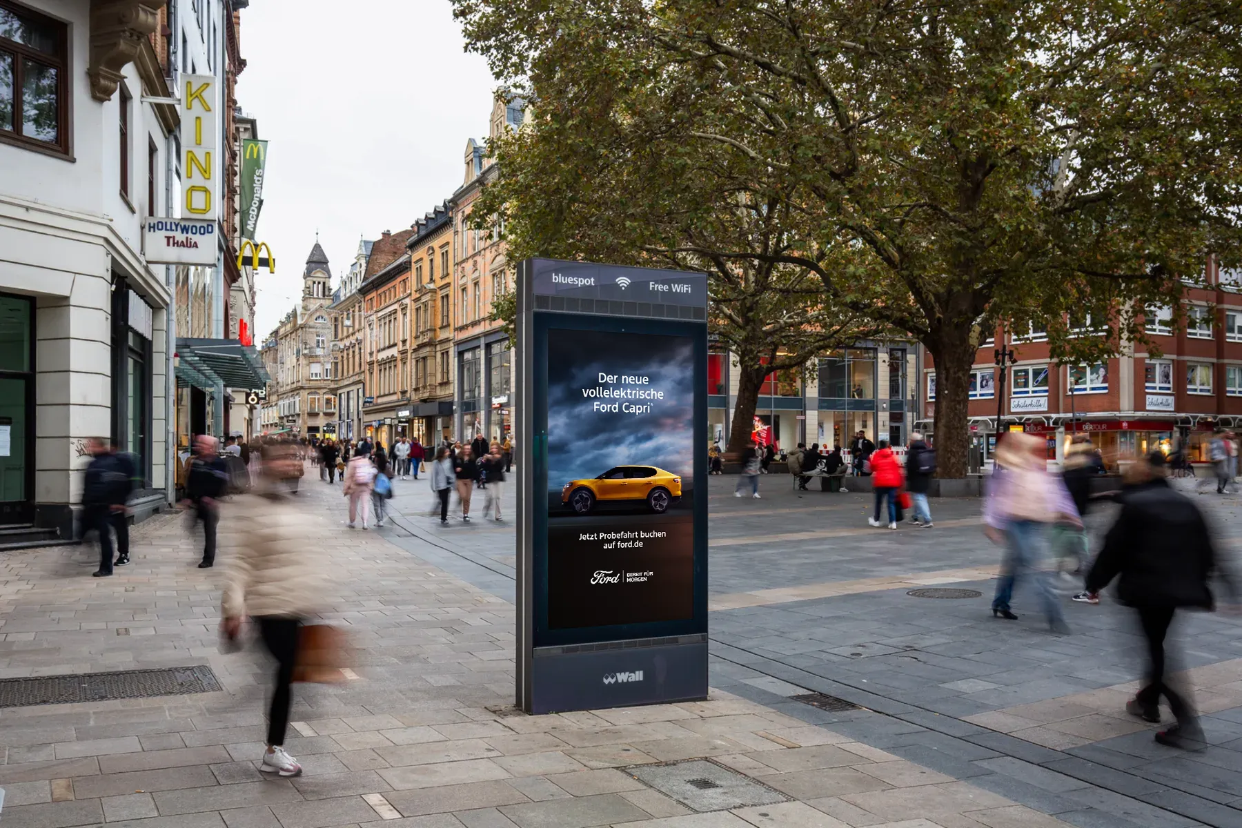 Digital City Light Poster mit Out of Home-Kampagne eines Automobilherstellers am Mauritiusplatz in Wiesbaden.