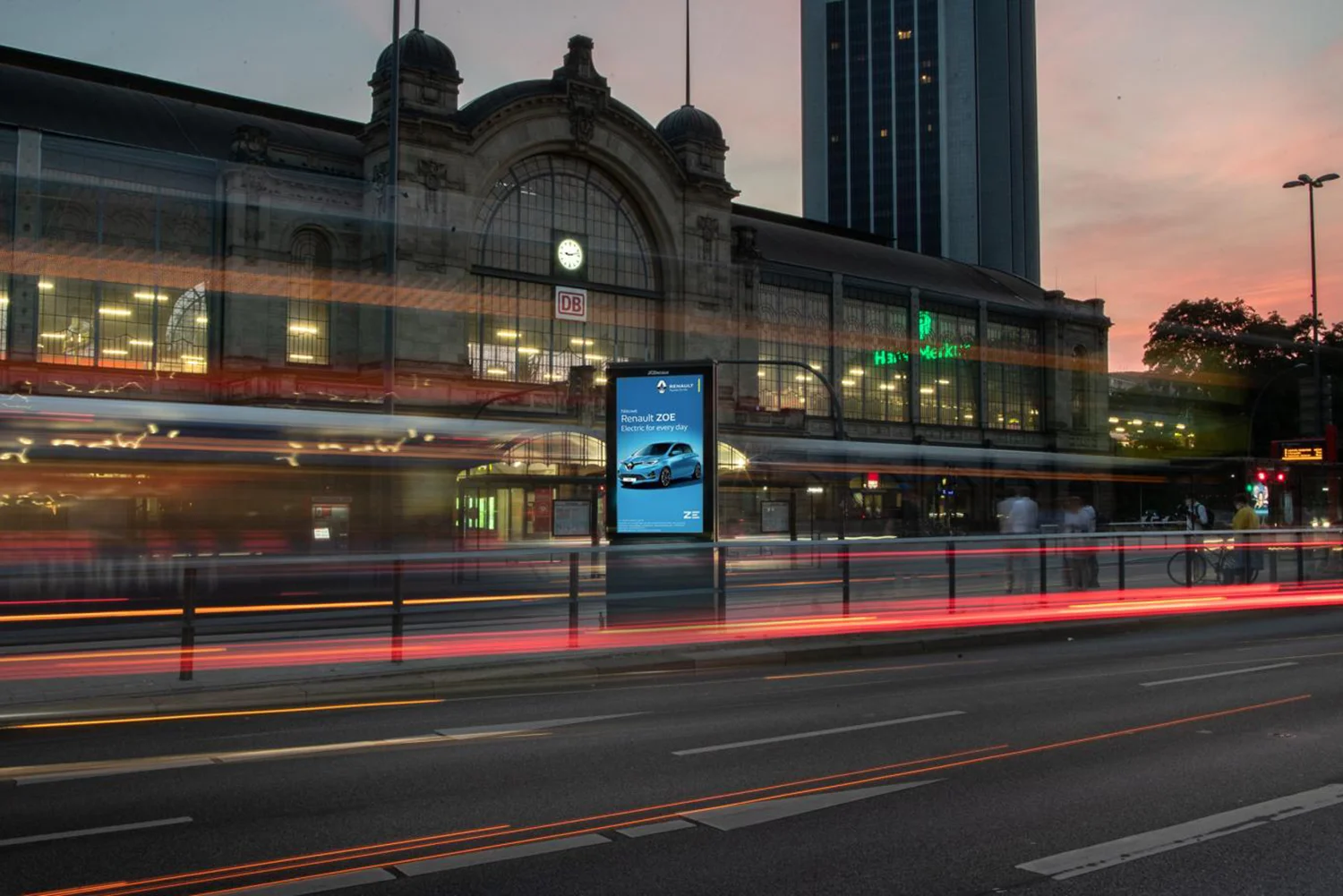 Digital City Light Poster vor dem Hamburger Hauptbahnhof zeigt Automobil-Werbung.