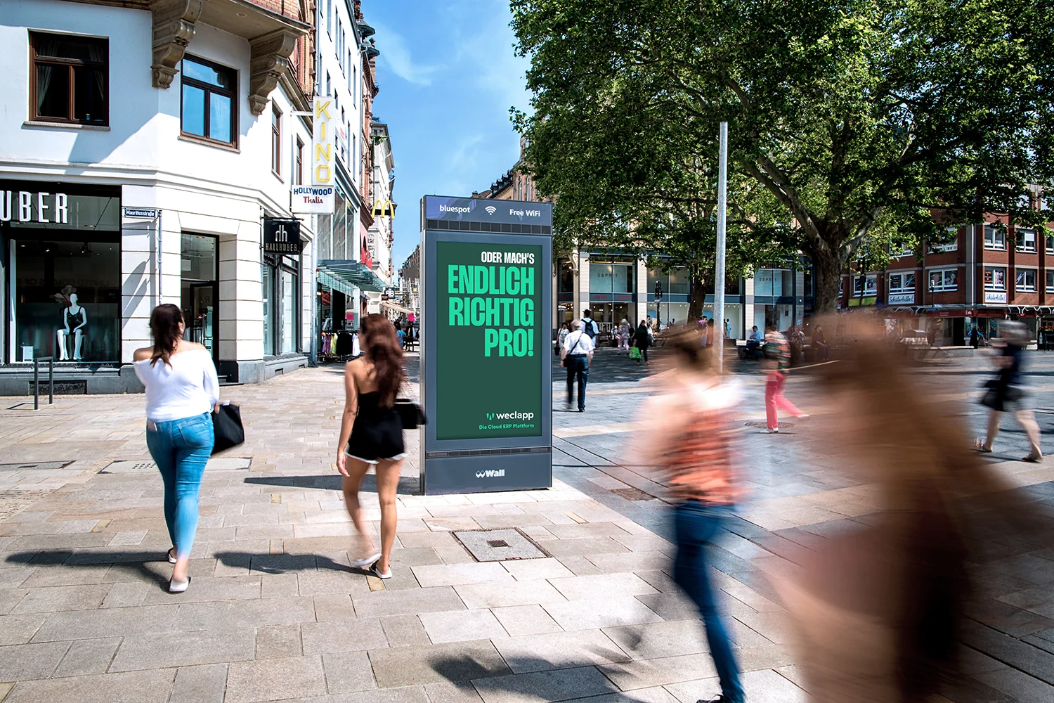 Digital City Light Poster mit B2B-Werbung am Mauritiusplatz in Wiesbaden.