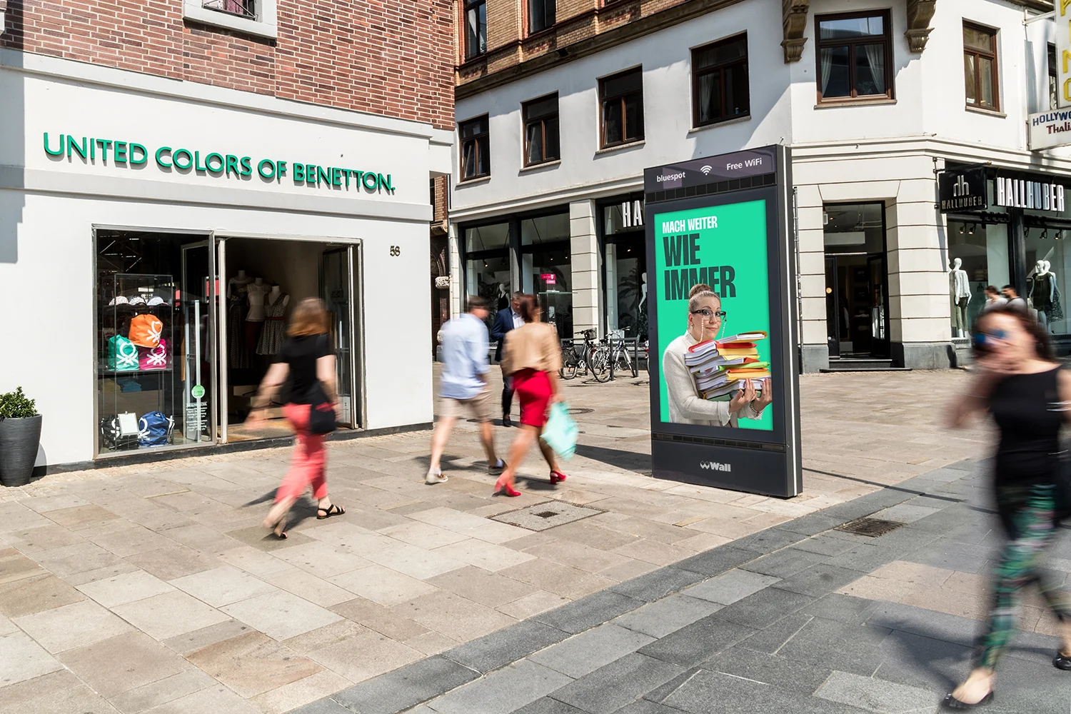 Digital City Light Poster mit B2B-Werbung am Mauritiusplatz in Wiesbaden.