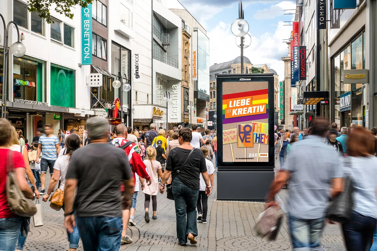 Digital City Light Poster mit Baumarkt Werbung in belebter Kölner Schildergasse.