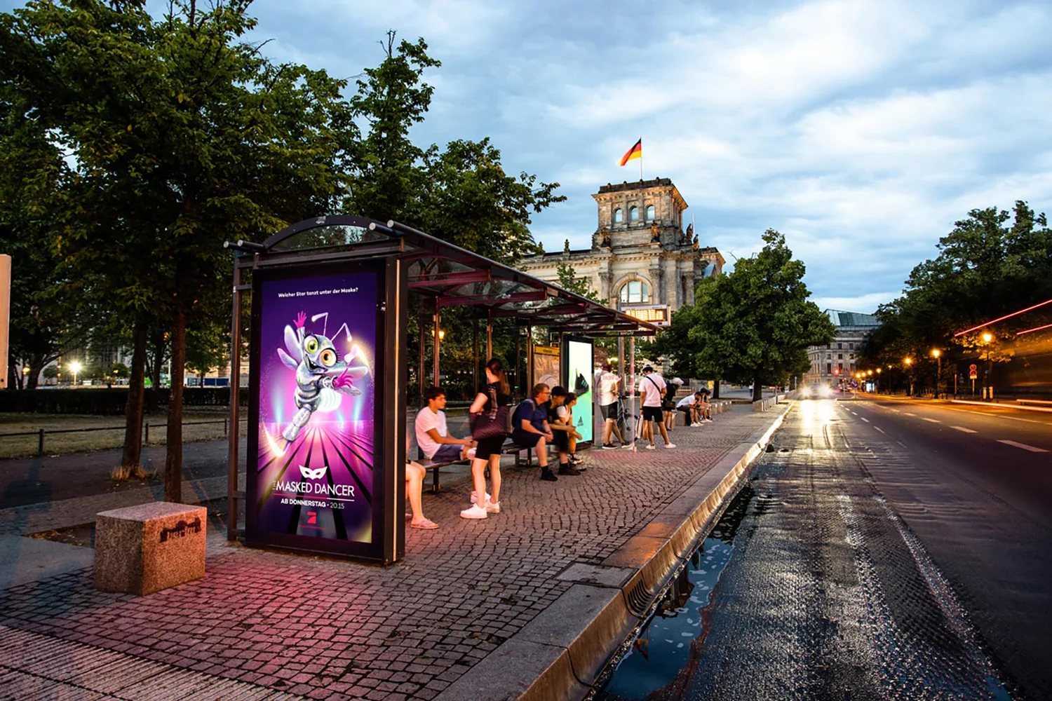 Digital City Light Poster an Bus-Wartehalle vor dem Reichstagsgebäude in Berlin zeigt TV-Werbung.