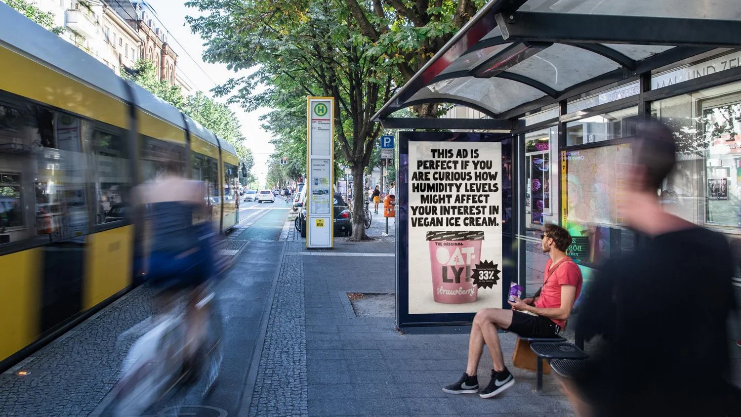 Digital City Light Poster in Bus-Wartehalle zeigt Werbung für veganes Eis.