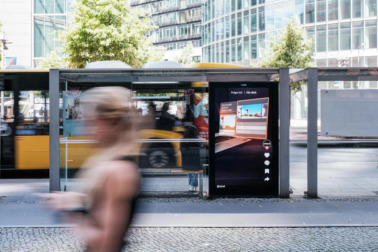Digital City Light Poster mit Computer hardware Werbung an der Potsdamerstraße in Berlin