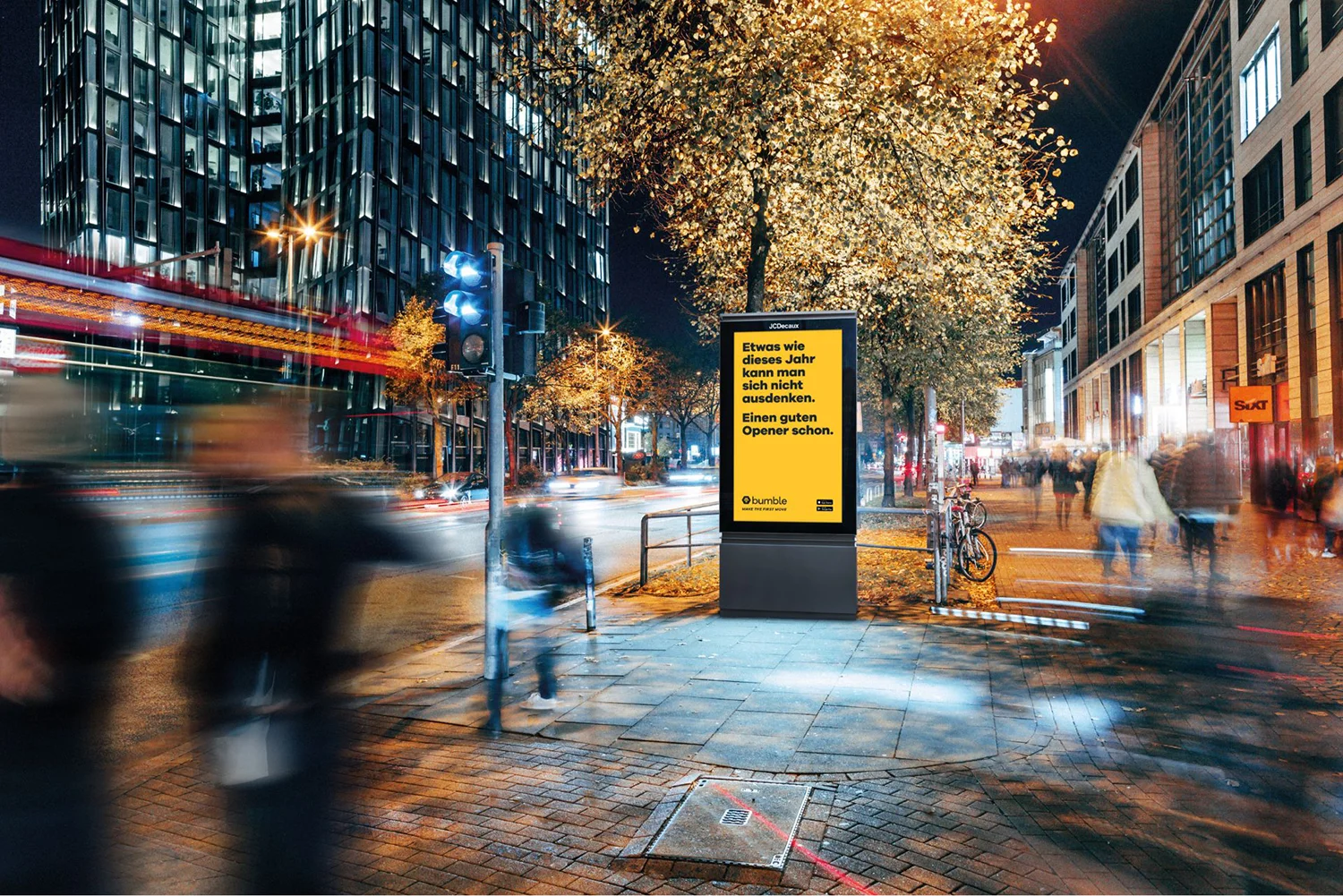 Digital City Light in Köln zeigt Werbung einer Dating App bei Nacht.