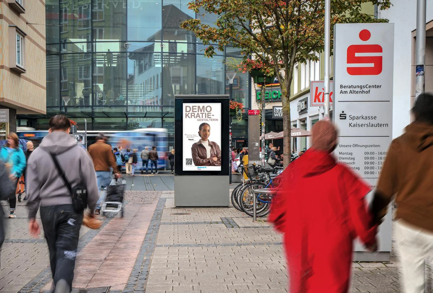 Digital City Light Poster mit Kampagne zur Demokratie in Kaiserslautern.