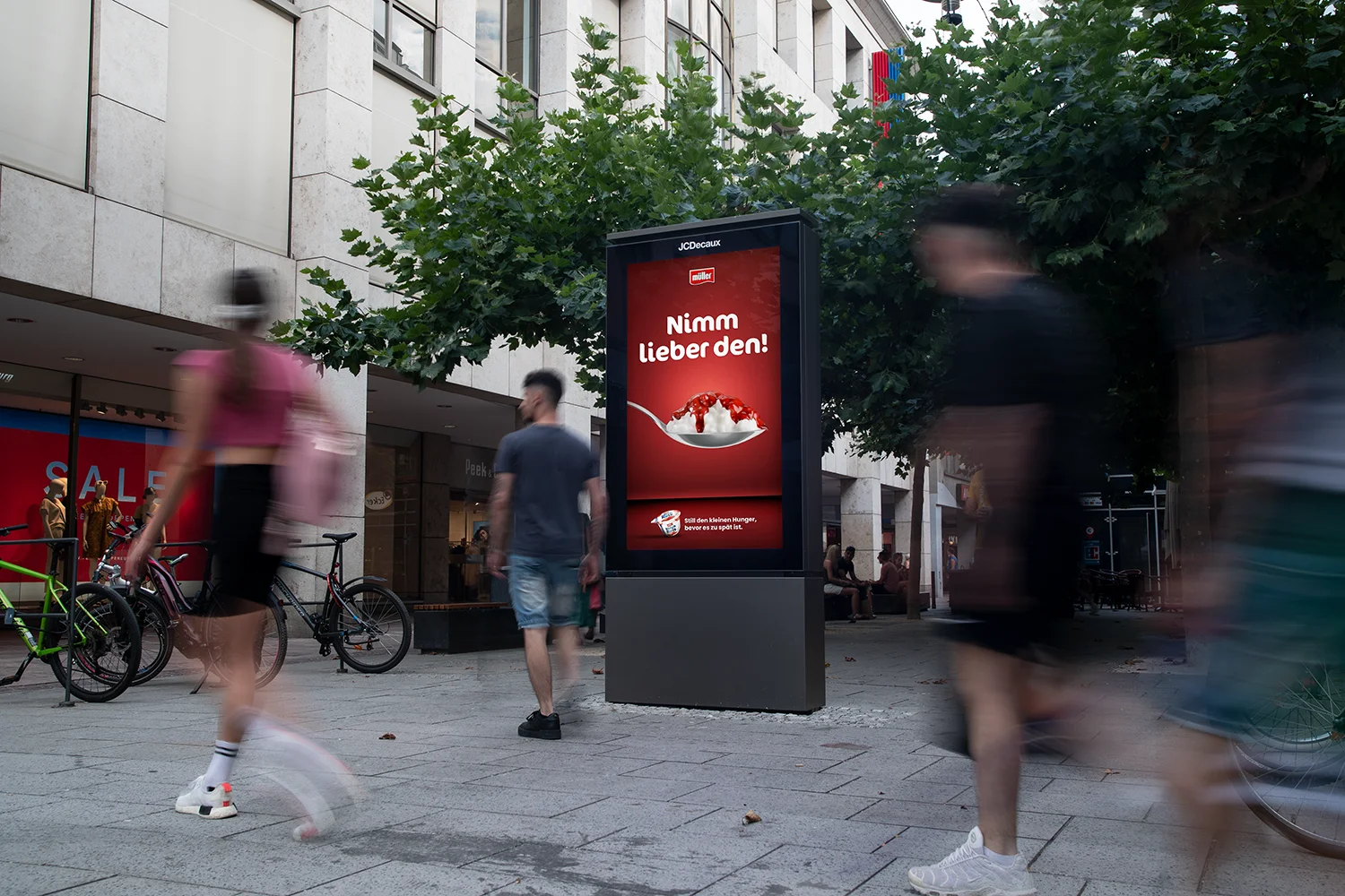 Digital City Light Poster in der Bahnhogsstrasse in Saarbrücken zeigt Werbung für ein Dessert.