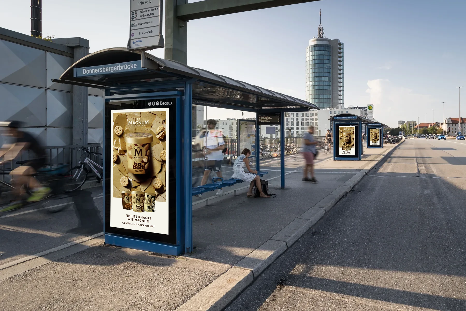 Digital City Light Poster mit Außenwerbung einer Eiscrememarke an einer Haltestelle an der Donnersbergerbrücke in München.