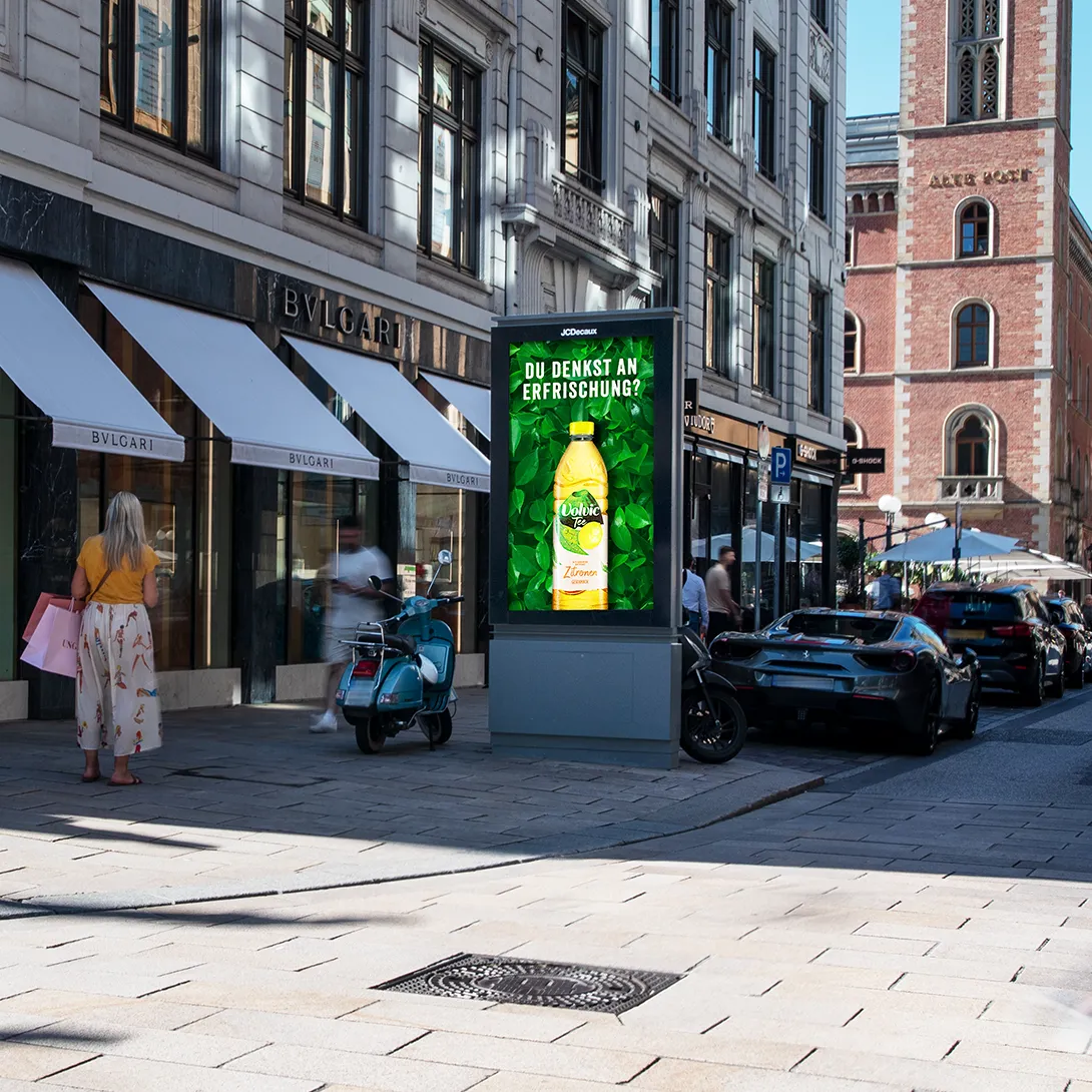 Digital City Light Poster mit Out of Home-Werbung einer Getraenke-Marke am Neuer Wall in Hamburg.