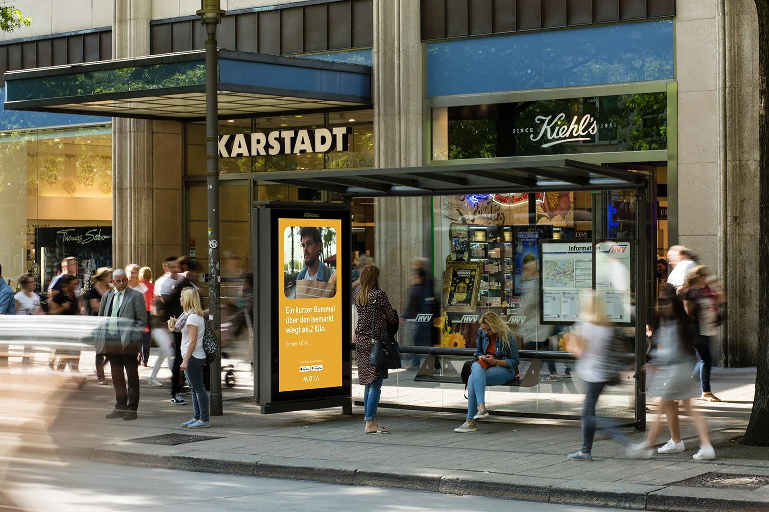 Digital City Light Poster in Bus-Wartehalle mit Fahrdienstleister-Werbung vor Karstadt in Hamburg.