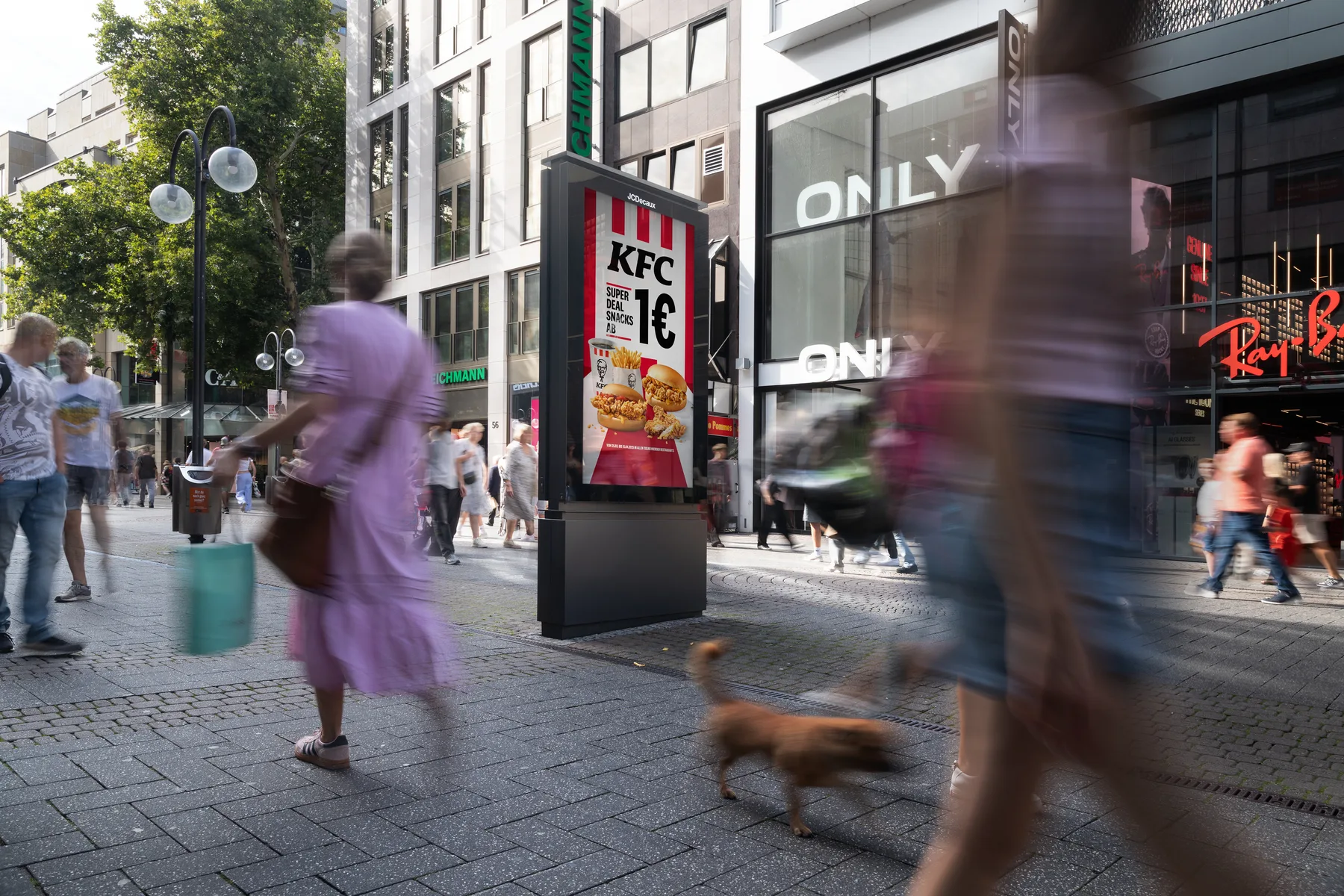 Digital City Light Poster mit Außenwerbung einer Fast Food-Kette in der Schildergasse Herzogstraße in Köln.