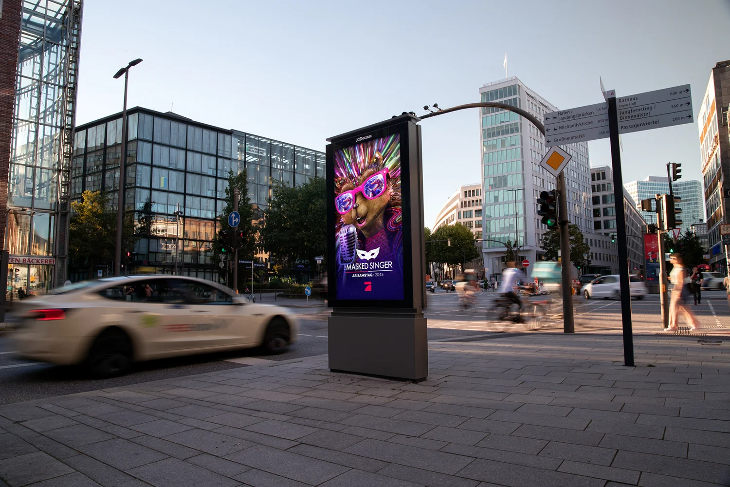 Digital City Light Poster mit TV-Werbung am Axel Springer Platz in Hamburg