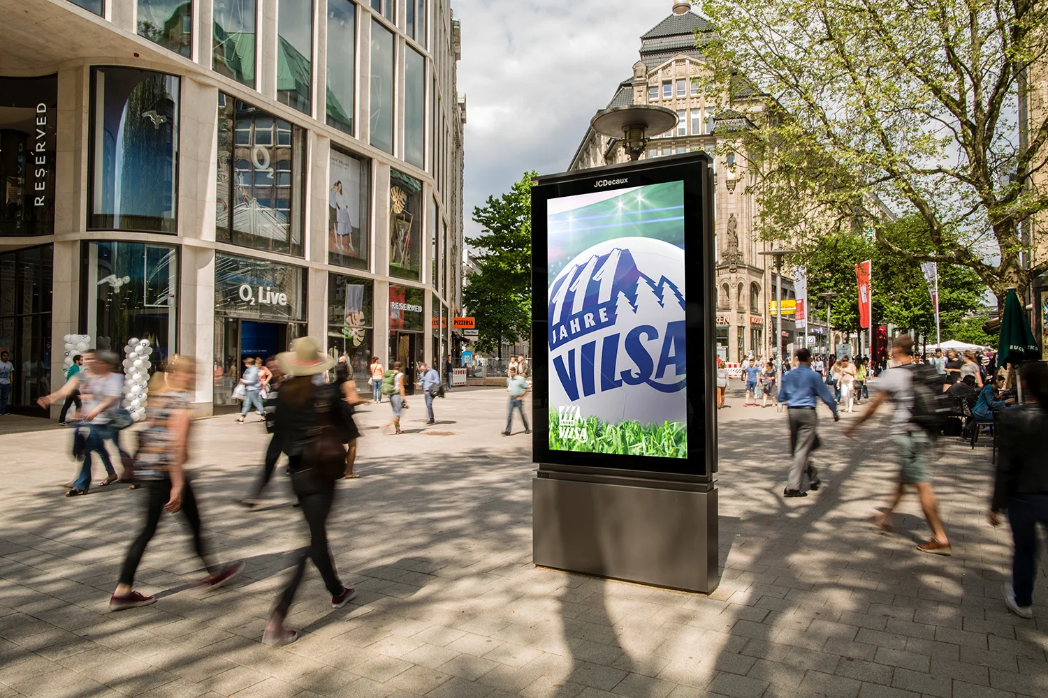 Digital City Light Poster in Hamburger Fussgängerzone mit Werbung zu Fussball-Aktion.