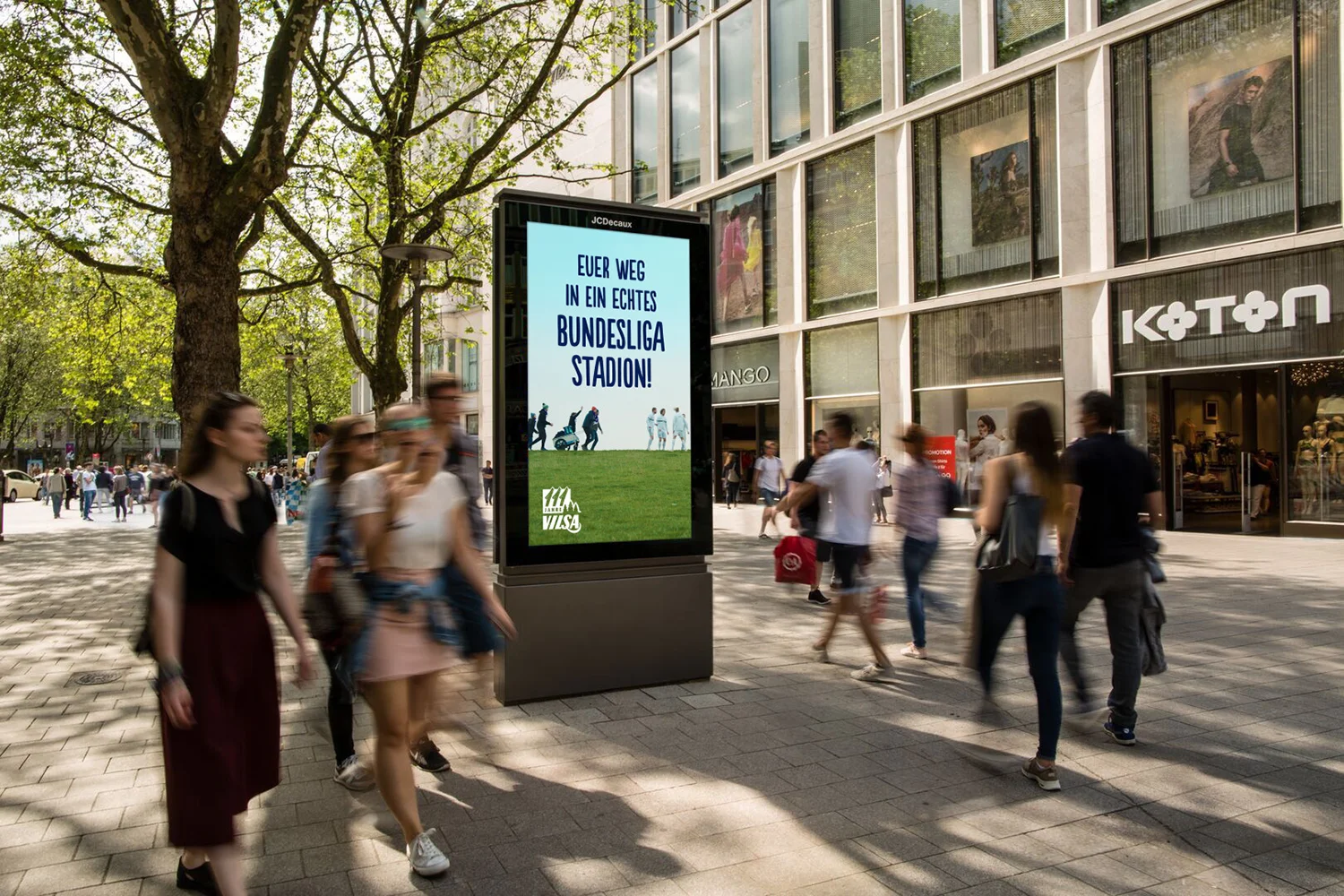 Digital City Light Poster in Hamburg mit Werbung zu Fussball-Aktion
