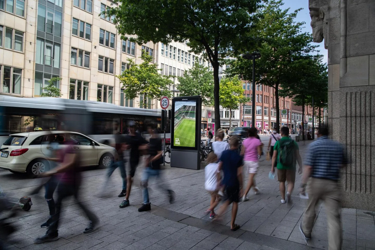 Digital city light poster in der Mönckebergstraße mit Fußballwerbung in Hamburg