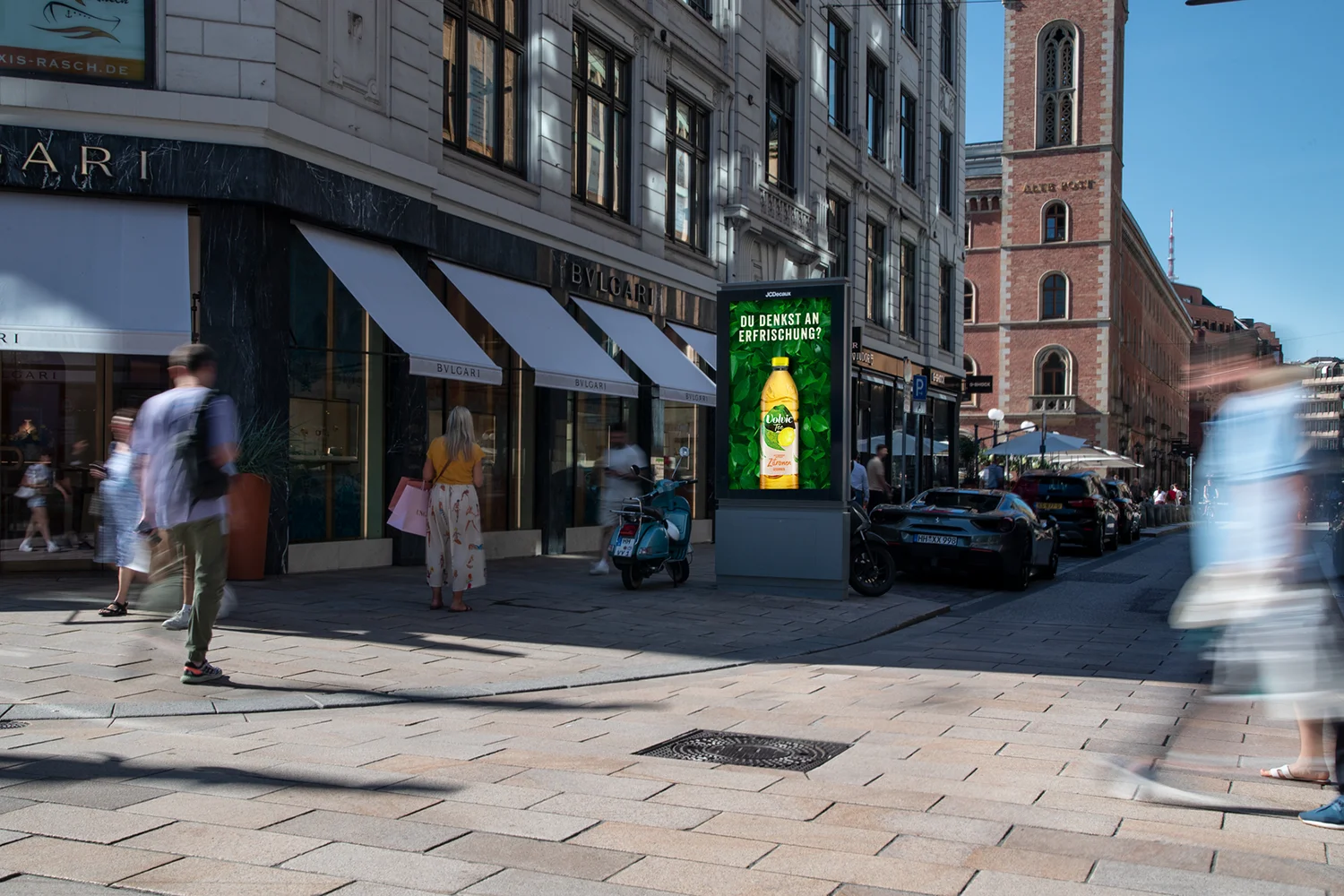 Digital City Light Poster mit Getränkewerbung am Neuen Wall in Hamburg