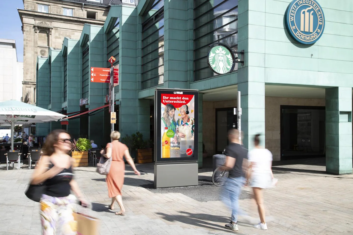 Digital City Light Poster am Dortmunder Markt zeigt Werbung für Getränke.