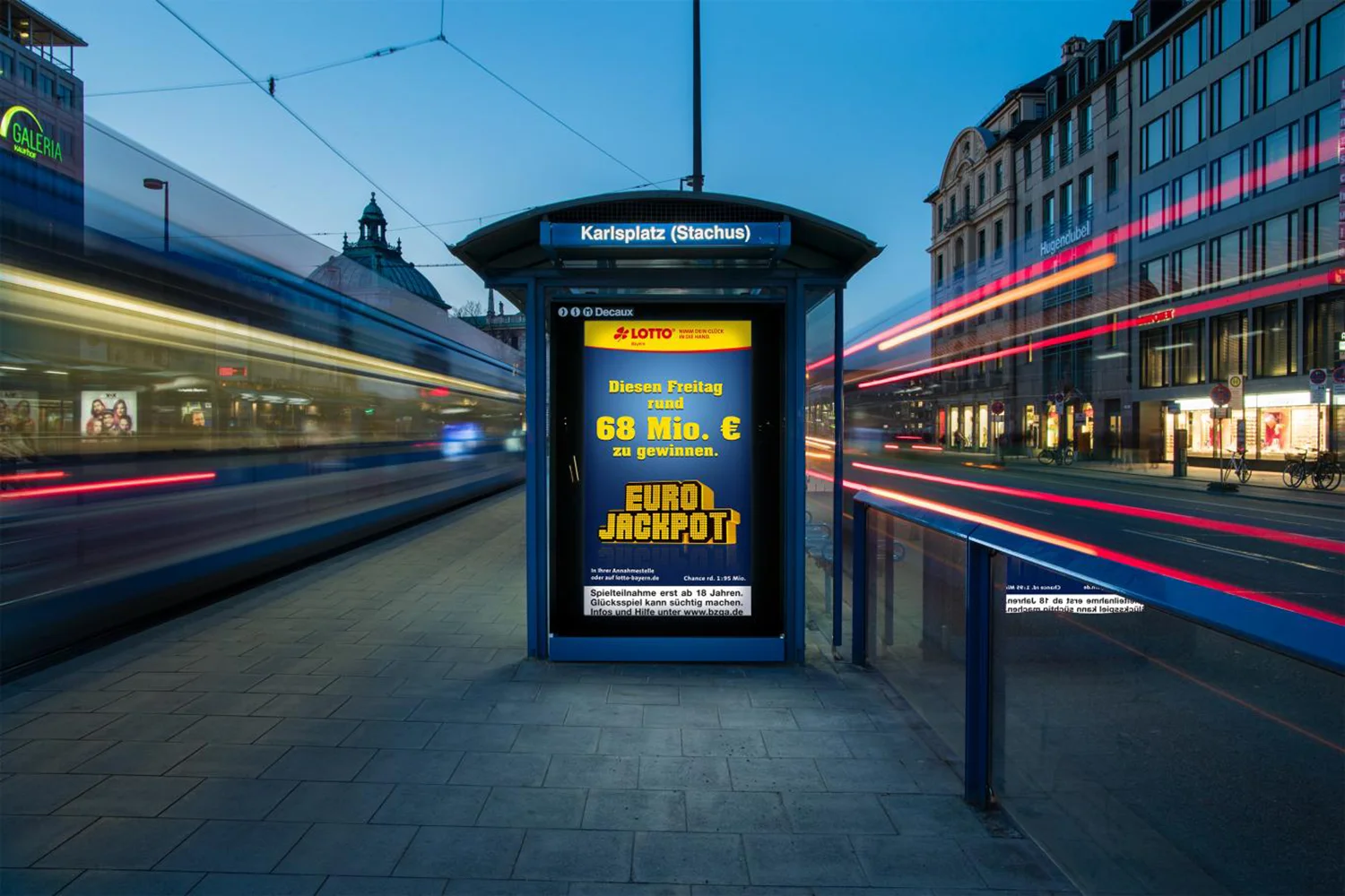 Digital City Light Poster an Wartehalle in München zeigt Werbung für Glücksspiel.