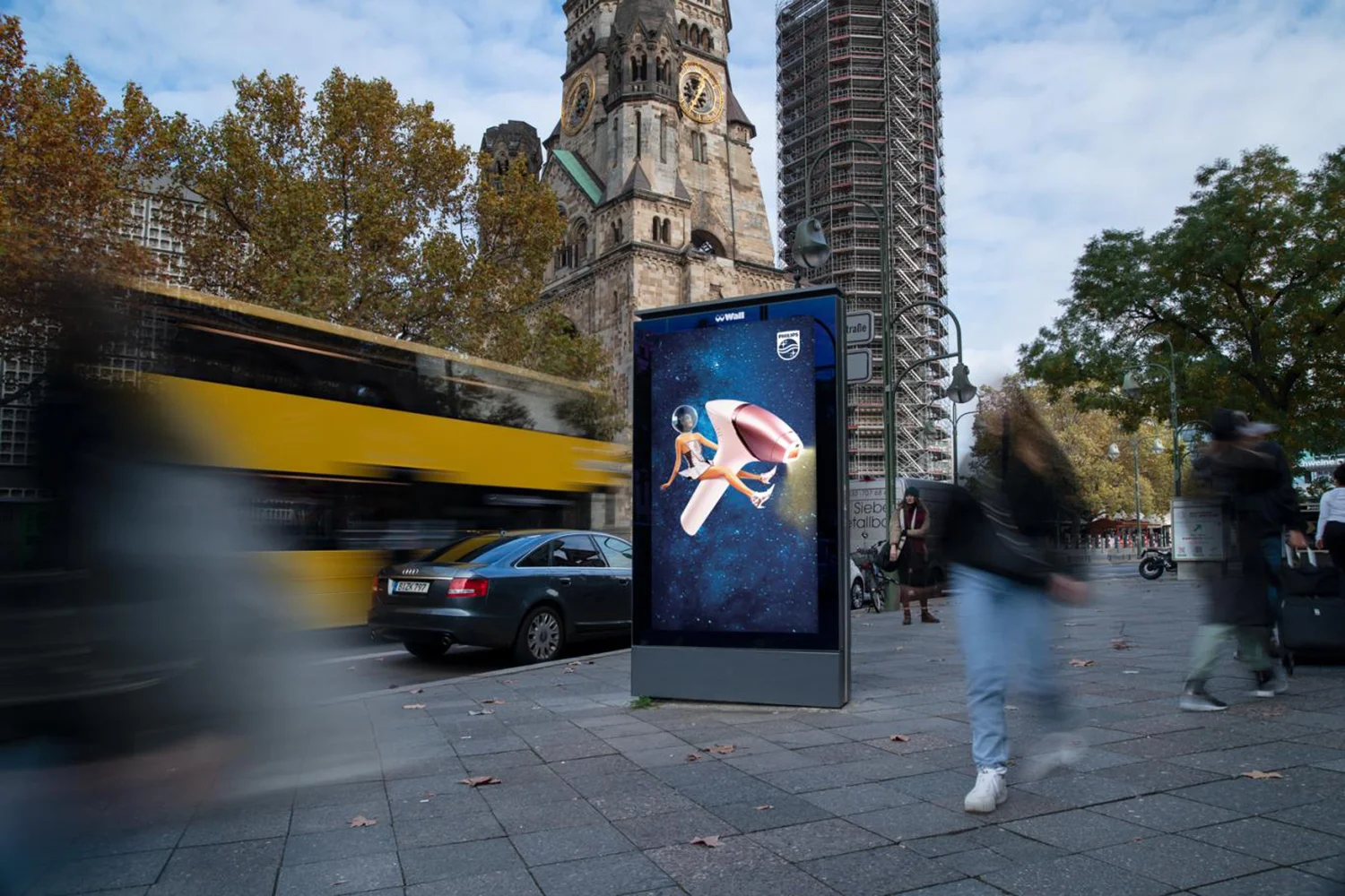 Digital City Light Poster mit Werbung für Haarentfernungsprodukt an der Gedächtniskirche in Berlin