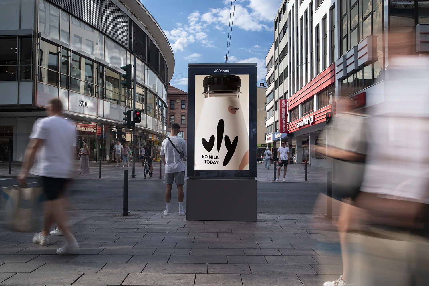 Digital City Light Poster zeigt Werbung für Hafermilch in Fußgängerzone in Saarbrücken.