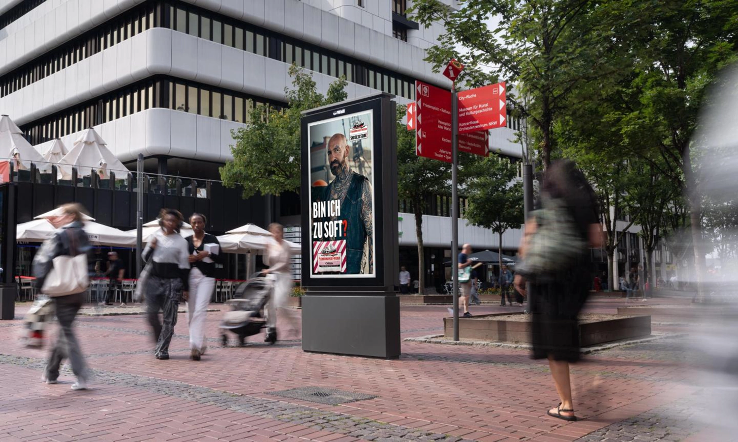 Digital City Light Poster steht in der Katharinenstraße in belebter Fußgängerstraße in Dortmund bei Tag