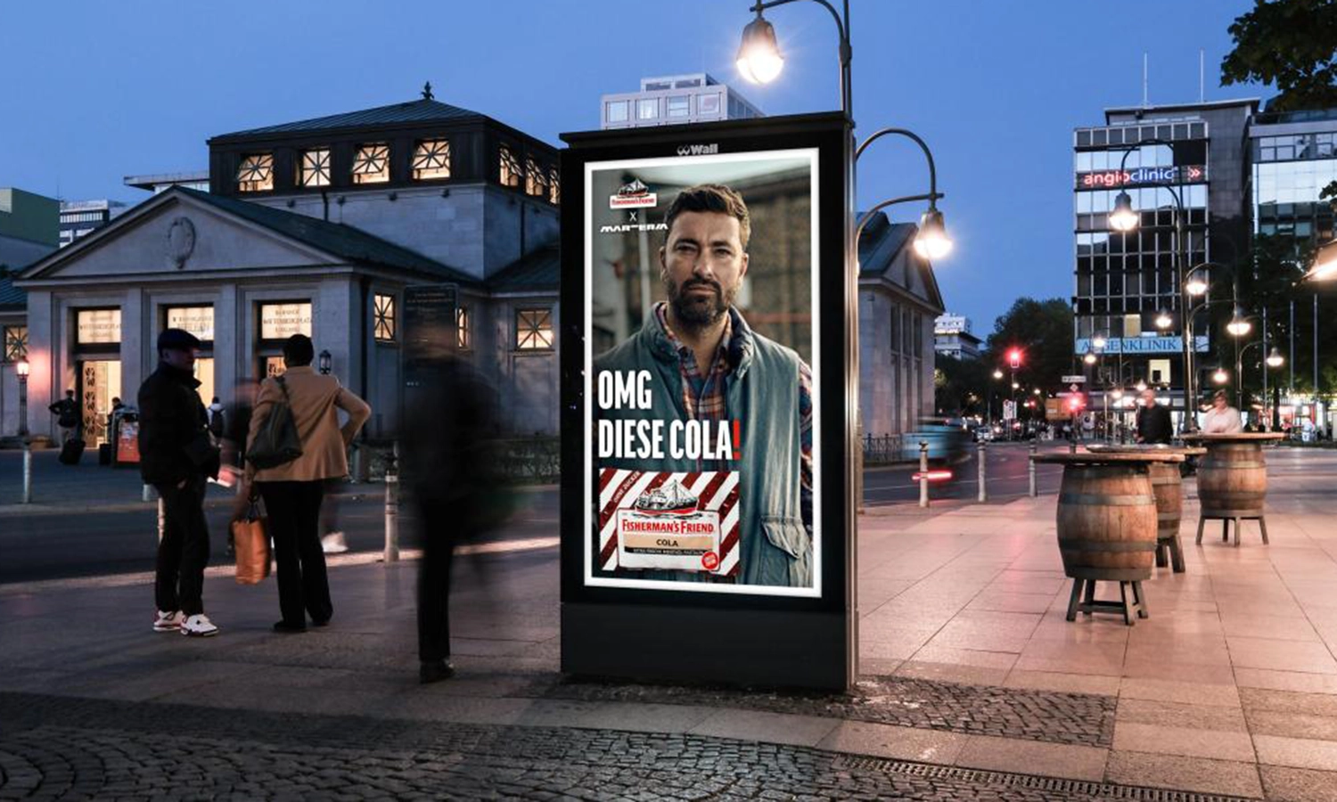 Digital City Light Poster präsentiert Halspastillen Marke am Platz vor der U-Bahn Station Wittenbergplatz in Berlin bei Dämmerung