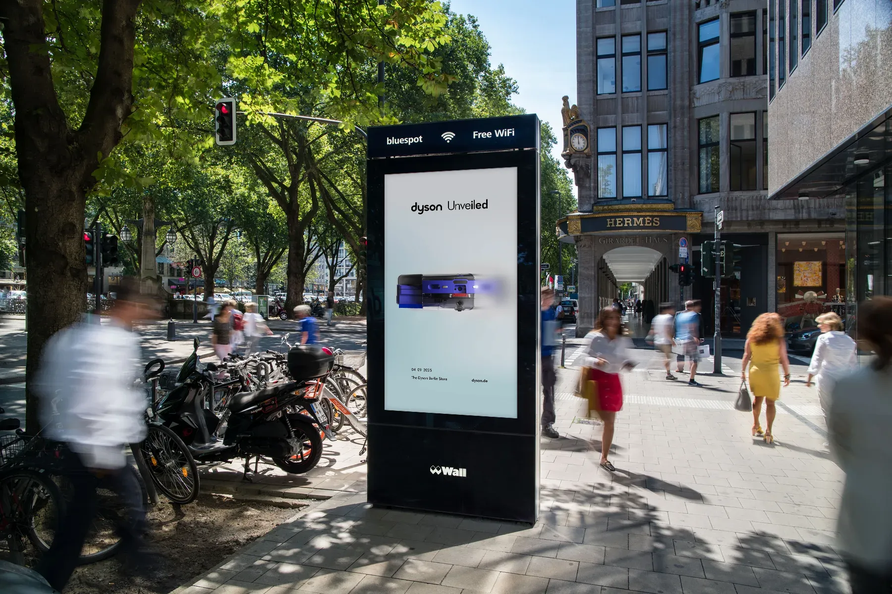 Digital City Light Poster mit Außenwerbung eines Haushaltgeräteherstellers in einer Einkaufstraße in Düsseldorf.